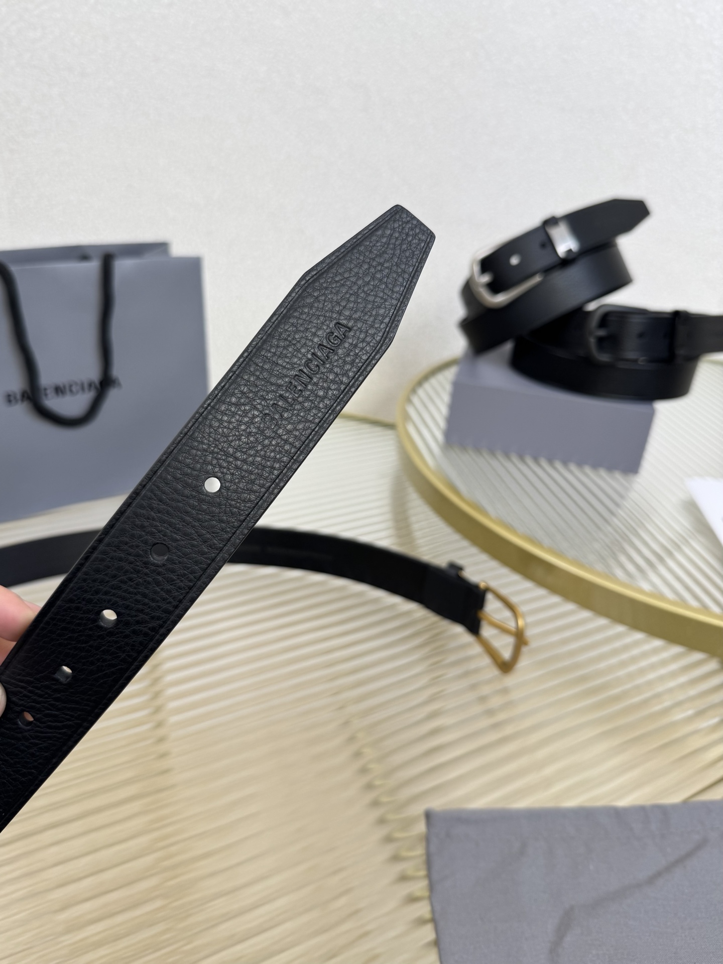 巴黎世家（Balenciaga）宽度3.5cm 是法国的奢侈品牌，作为时尚界最具影响力品牌之一的地位。设