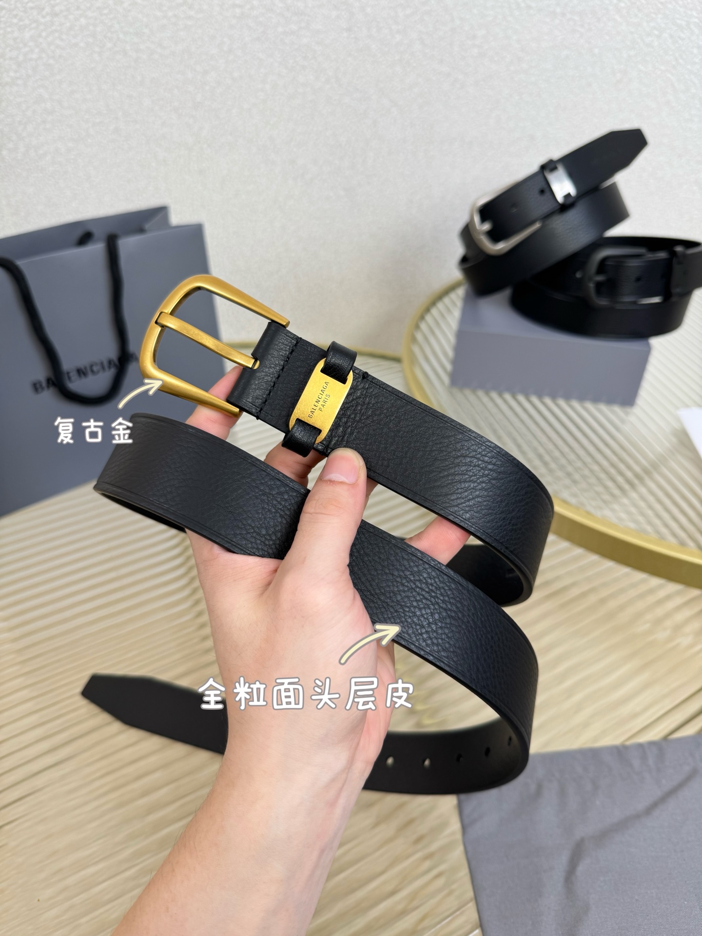 巴黎世家（Balenciaga）宽度3.5cm 是法国的奢侈品牌，作为时尚界最具影响力品牌之一的地位。设