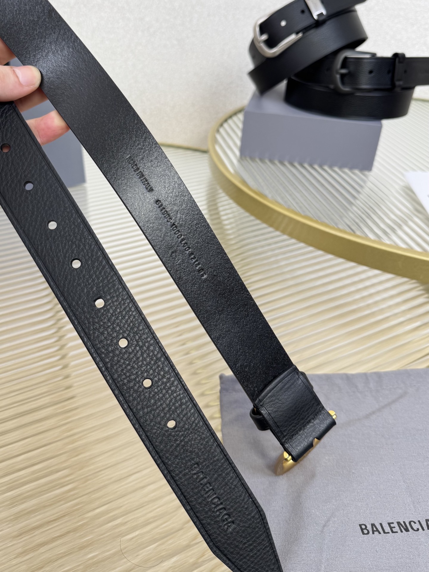 巴黎世家（Balenciaga）宽度3.5cm 是法国的奢侈品牌，作为时尚界最具影响力品牌之一的地位。设