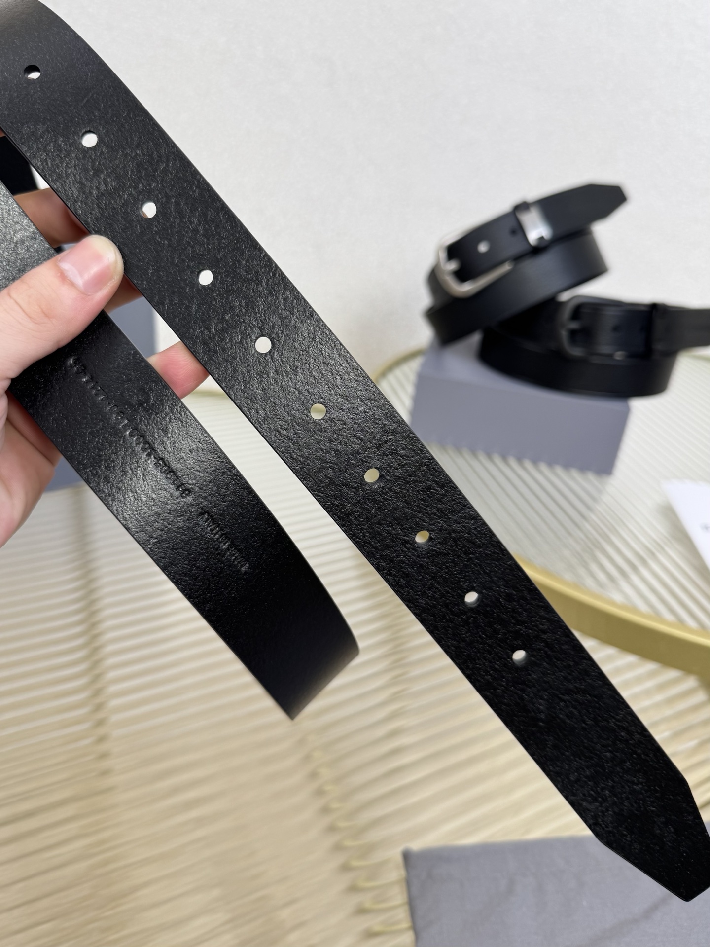 巴黎世家（Balenciaga）宽度3.5cm 是法国的奢侈品牌，作为时尚界最具影响力品牌之一的地位。设