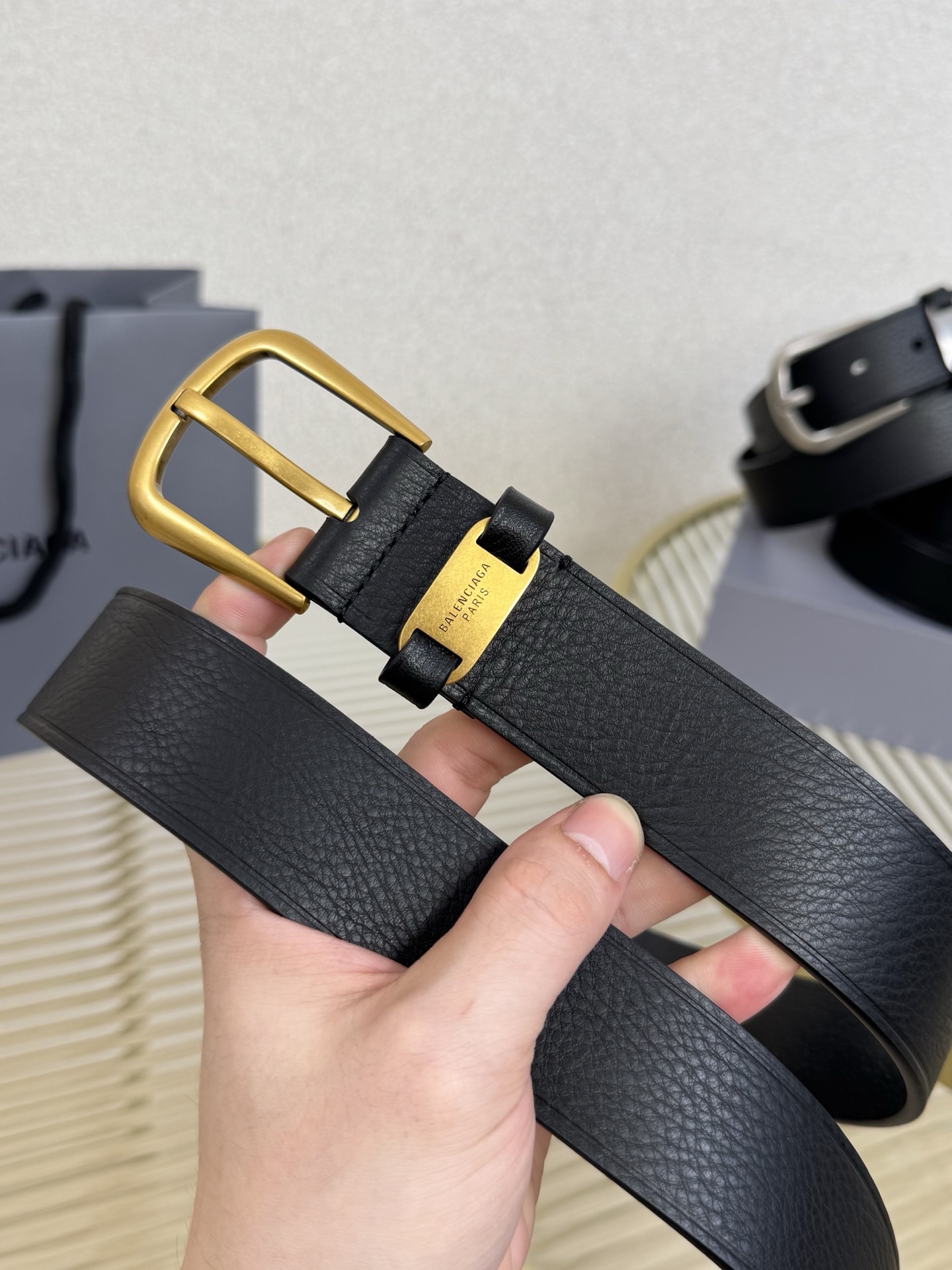 巴黎世家（Balenciaga）宽度3.5cm 是法国的奢侈品牌，作为时尚界最具影响力品牌之一的地位。设