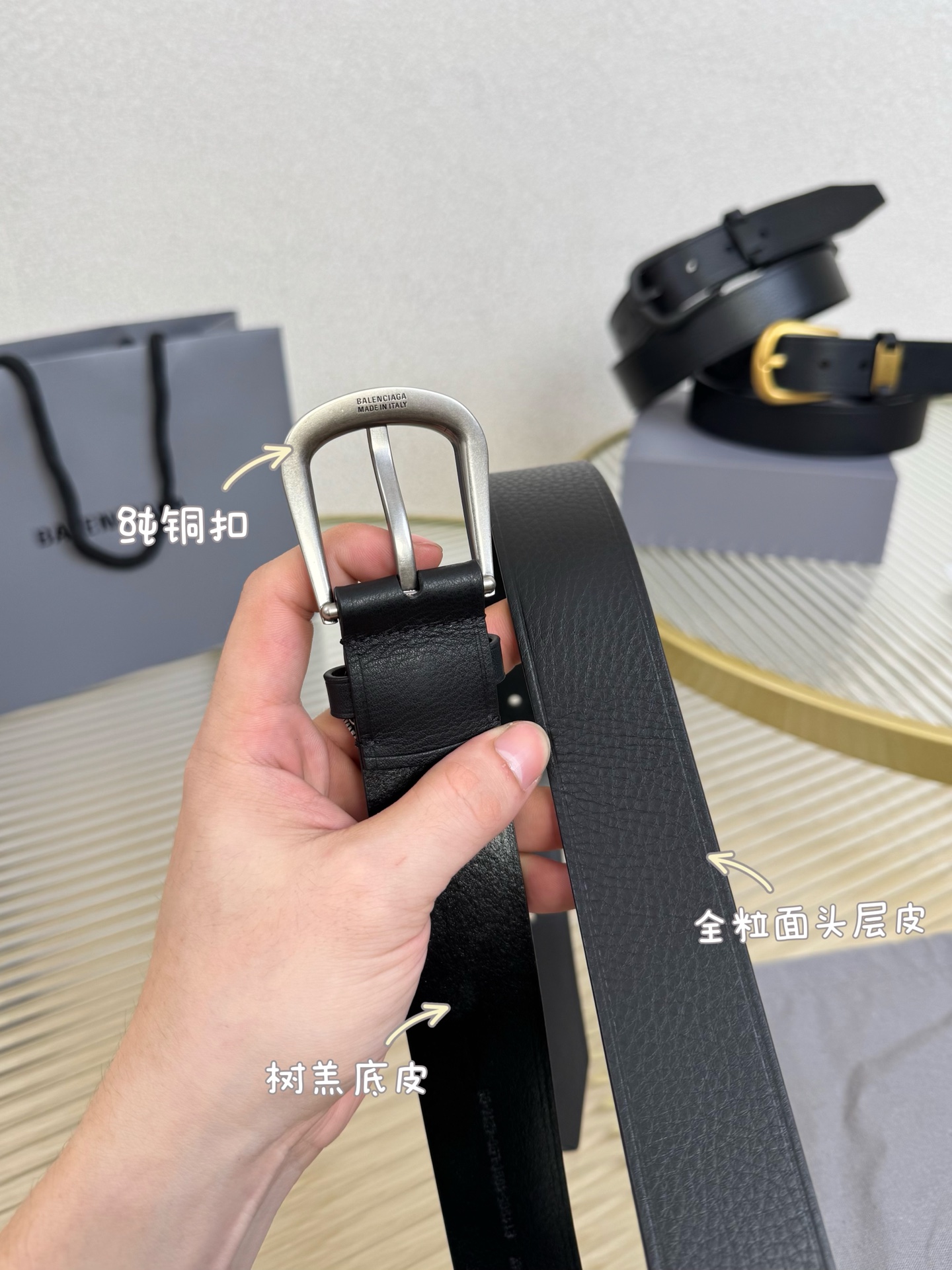 巴黎世家（Balenciaga）宽度3.5cm 是法国的奢侈品牌，作为时尚界最具影响力品牌之一的地位。设