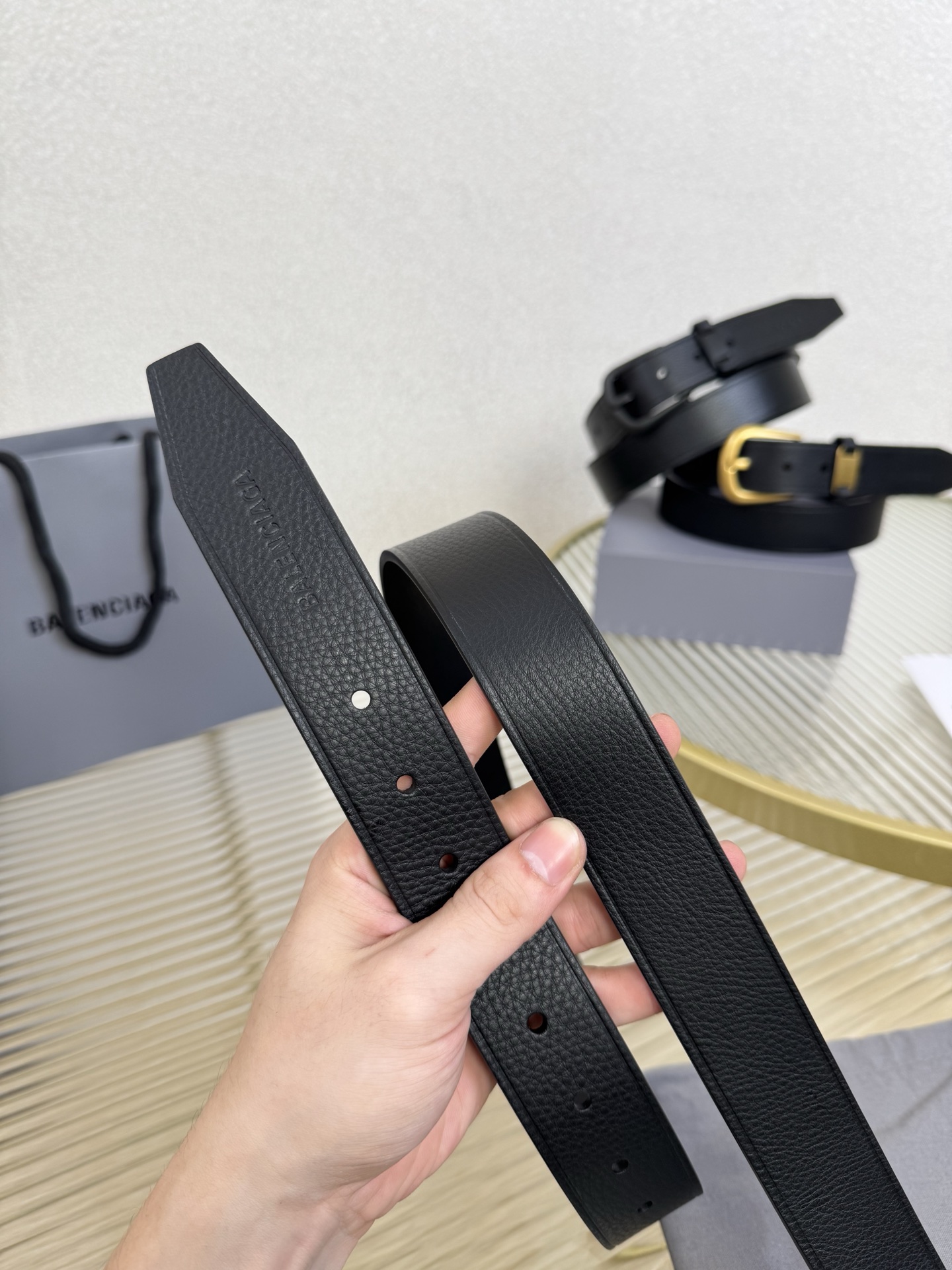 巴黎世家（Balenciaga）宽度3.5cm 是法国的奢侈品牌，作为时尚界最具影响力品牌之一的地位。设