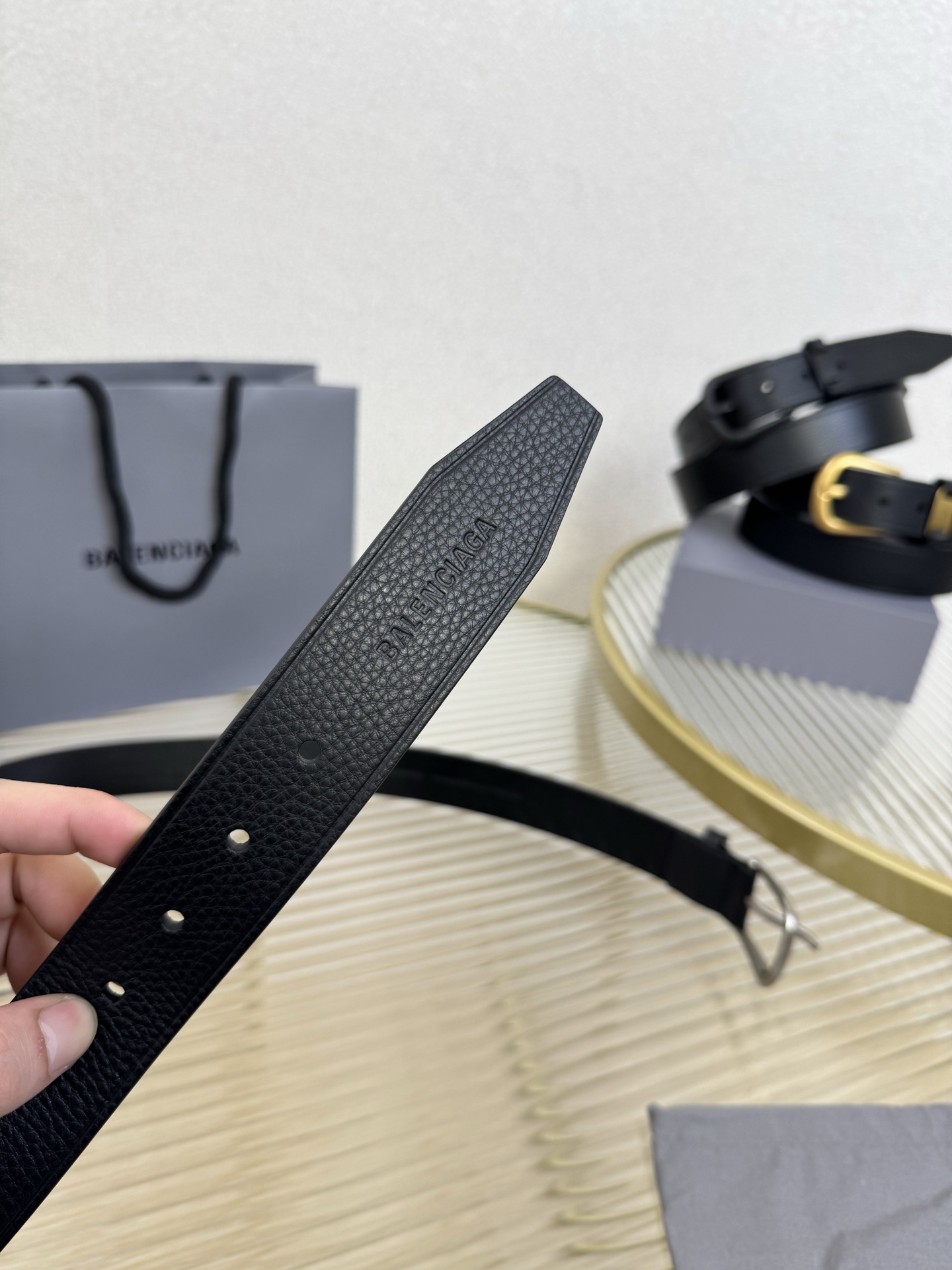 巴黎世家（Balenciaga）宽度3.5cm 是法国的奢侈品牌，作为时尚界最具影响力品牌之一的地位。设