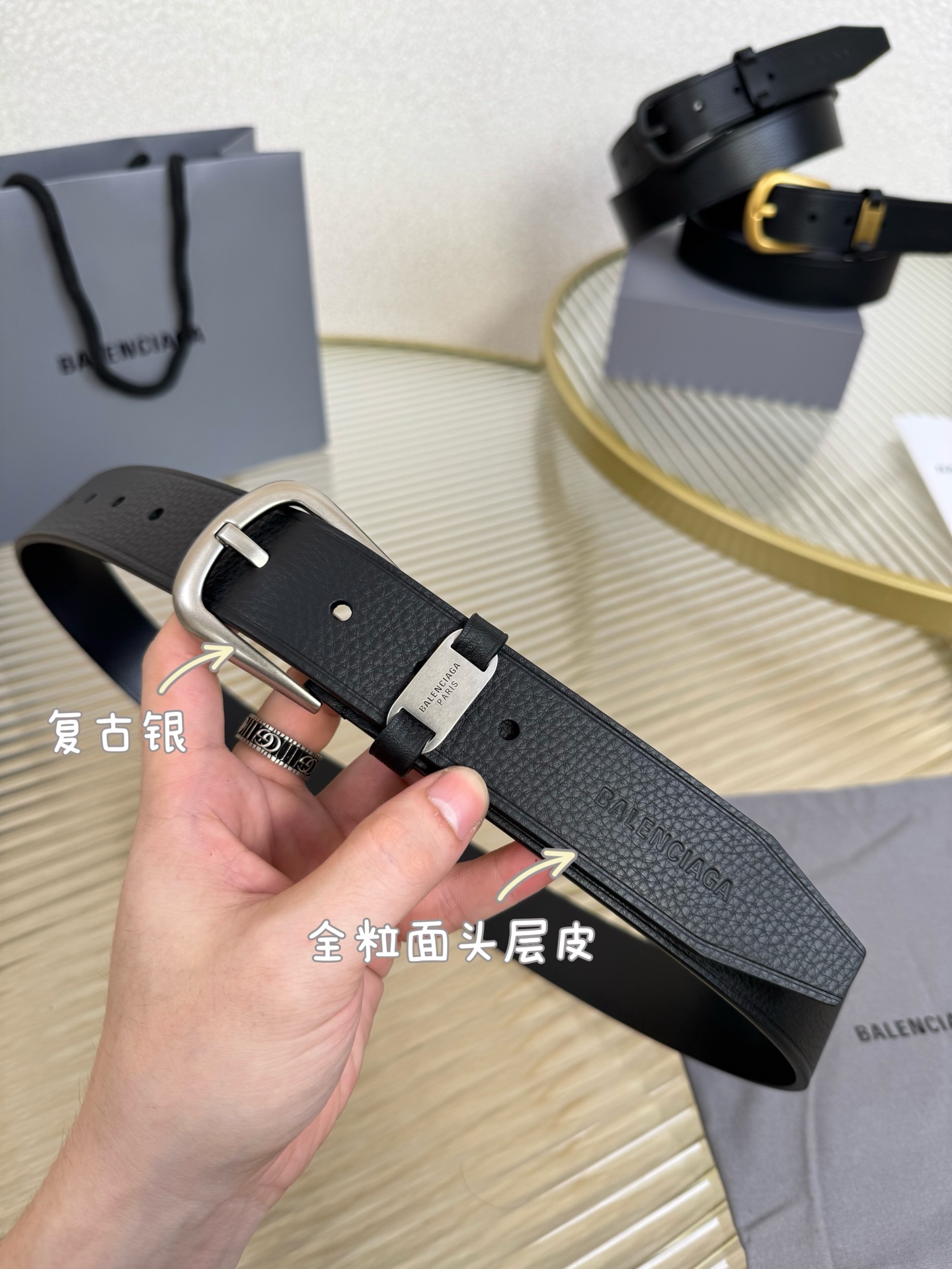巴黎世家（Balenciaga）宽度3.5cm 是法国的奢侈品牌，作为时尚界最具影响力品牌之一的地位。设