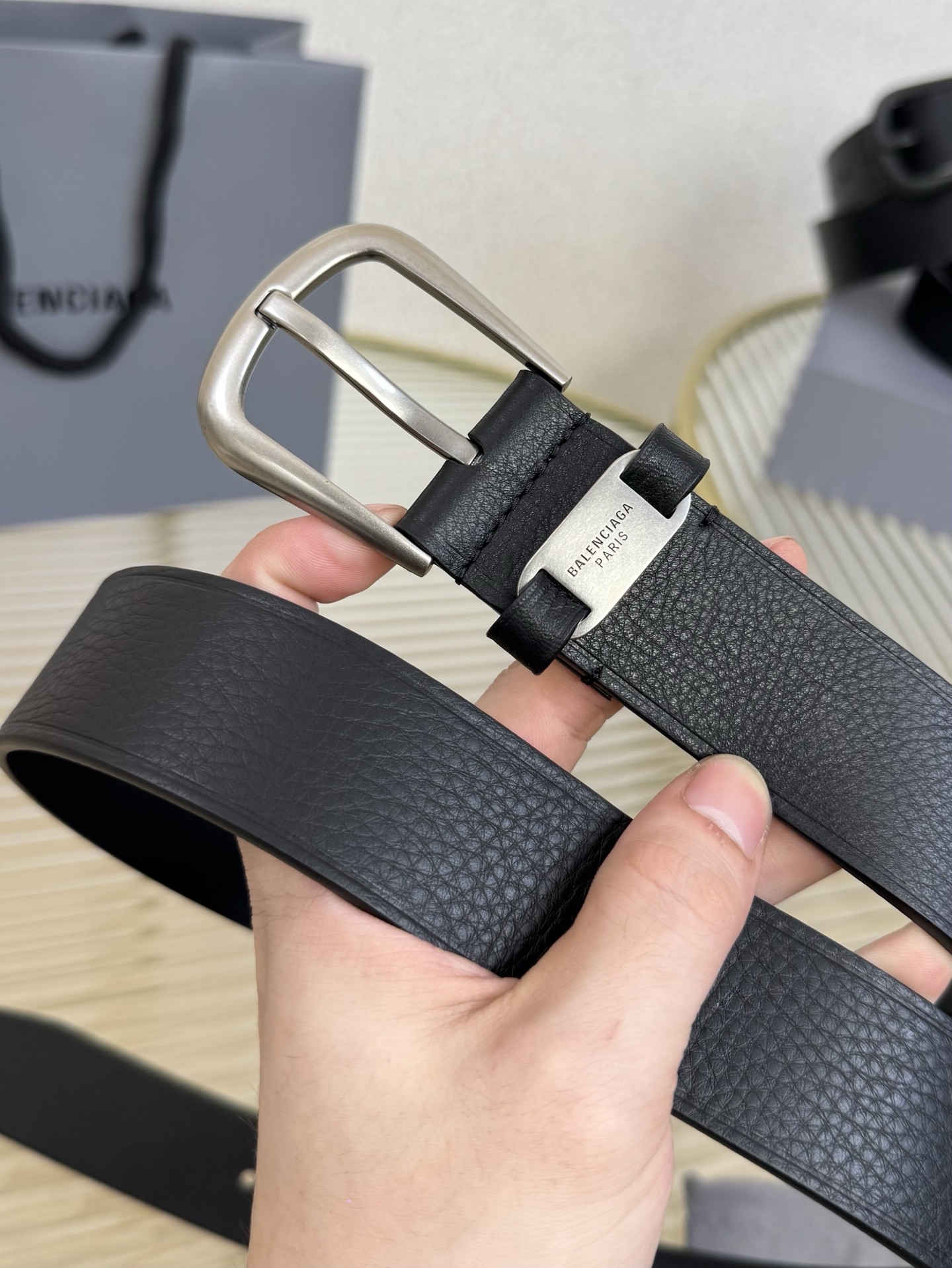 巴黎世家（Balenciaga）宽度3.5cm 是法国的奢侈品牌，作为时尚界最具影响力品牌之一的地位。设