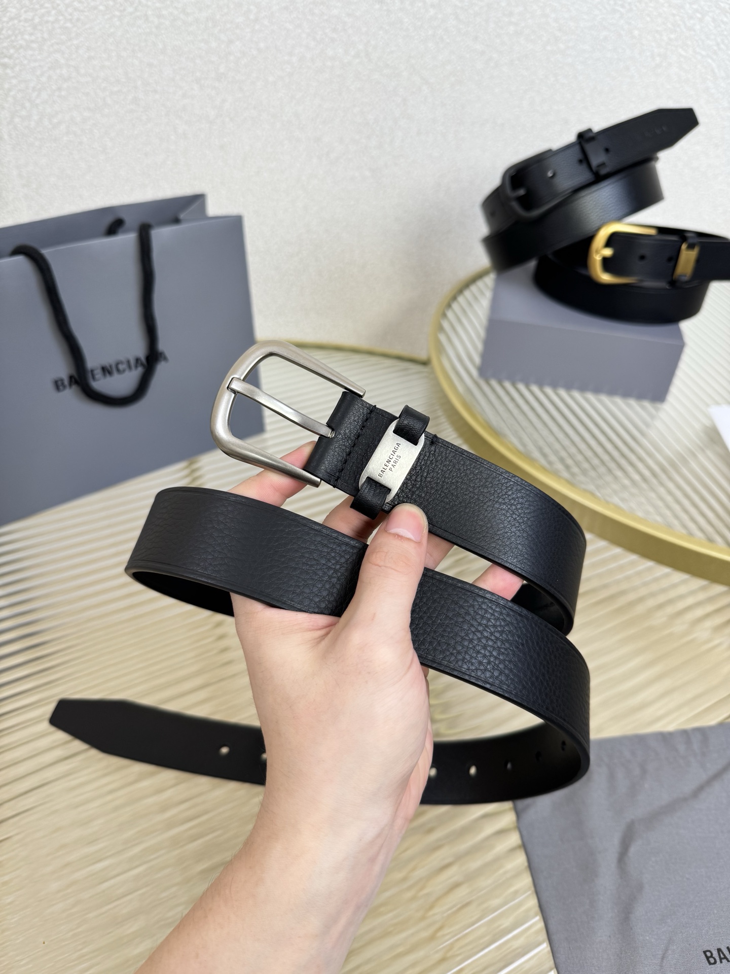 巴黎世家（Balenciaga）宽度3.5cm 是法国的奢侈品牌，作为时尚界最具影响力品牌之一的地位。设