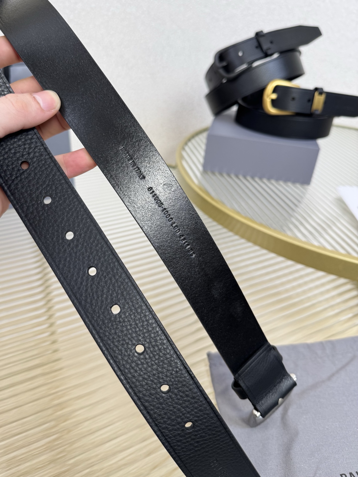 巴黎世家（Balenciaga）宽度3.5cm 是法国的奢侈品牌，作为时尚界最具影响力品牌之一的地位。设