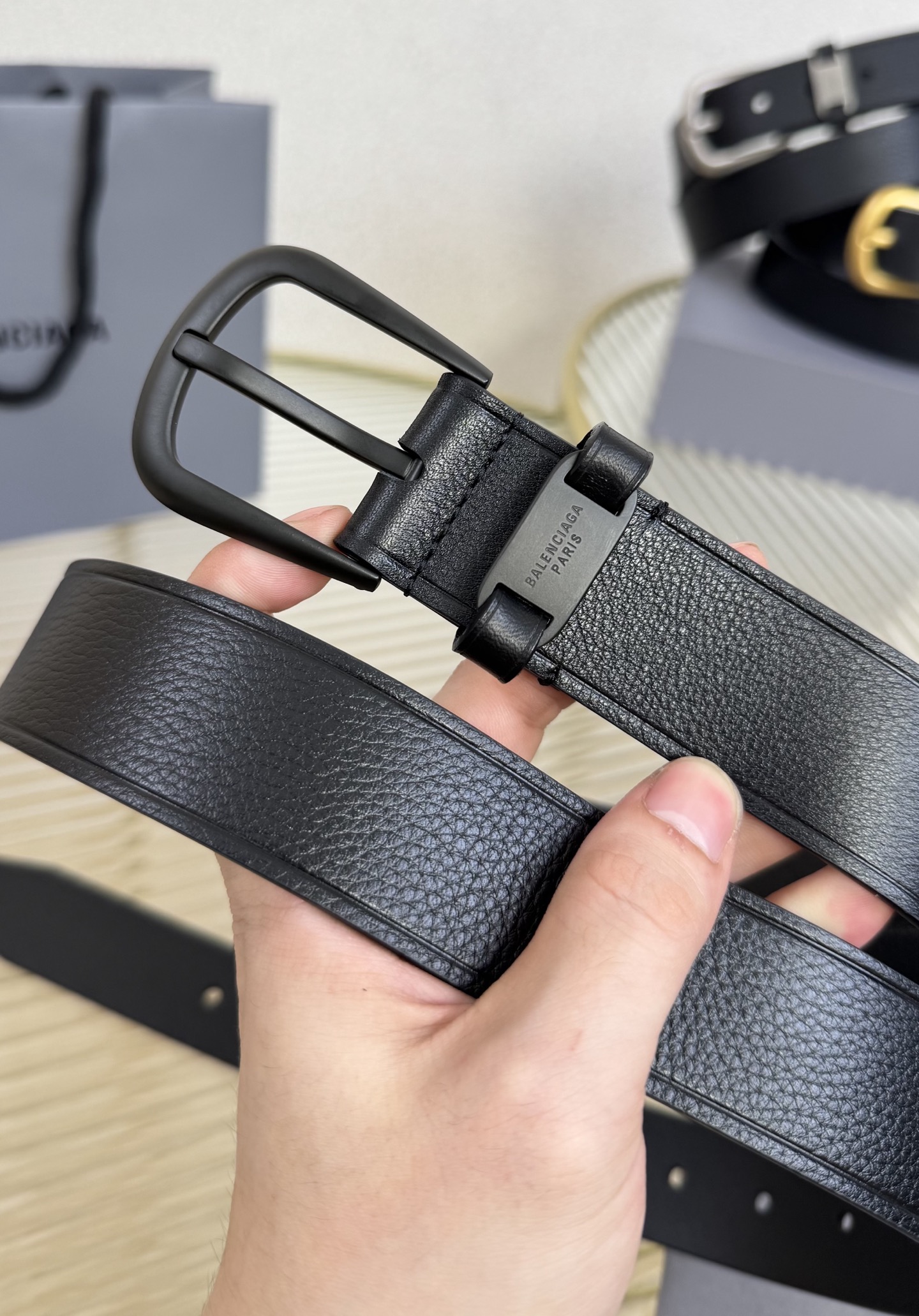 巴黎世家（Balenciaga）宽度3.5cm 是法国的奢侈品牌，作为时尚界最具影响力品牌之一的地位。设