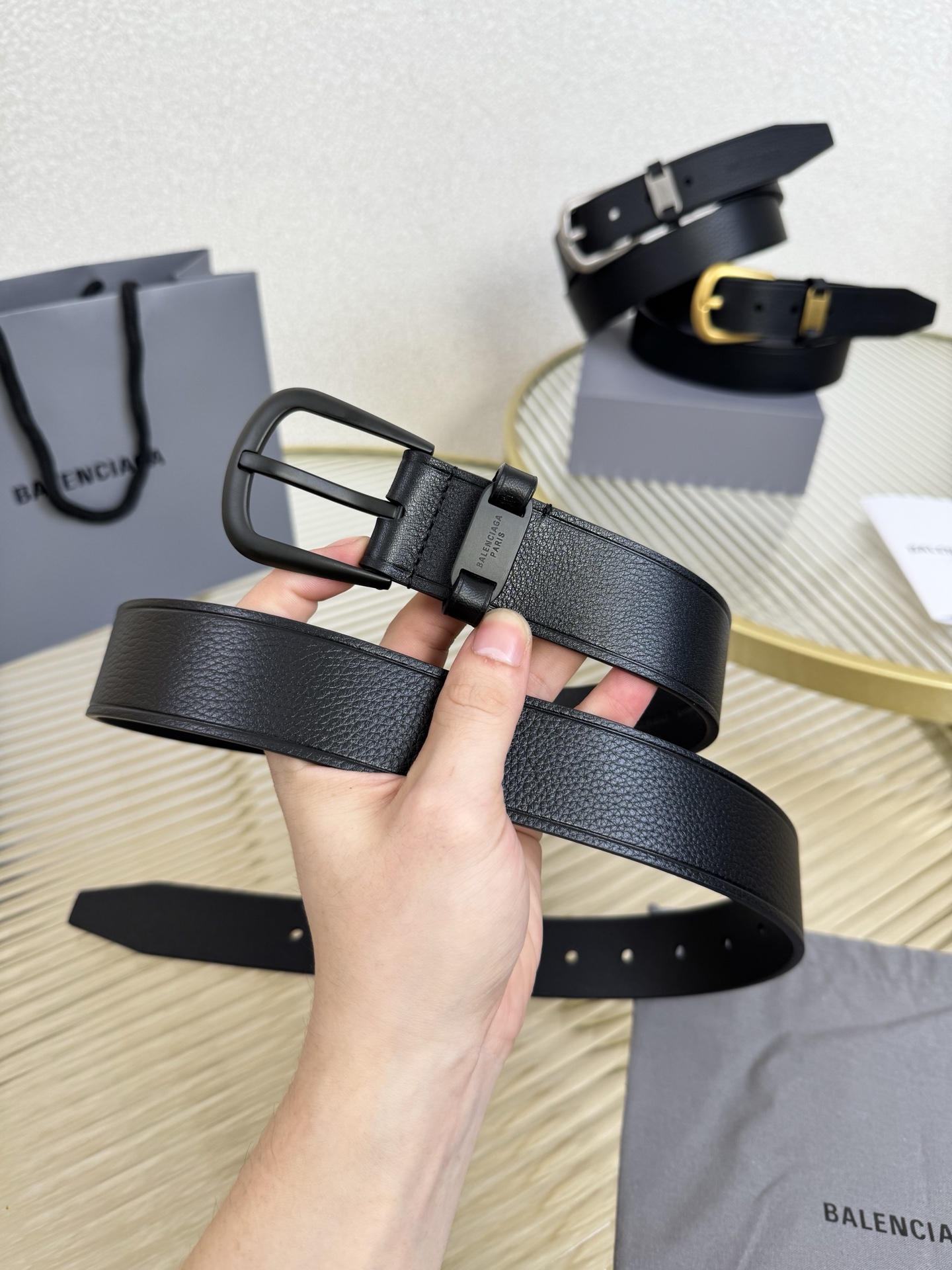 巴黎世家（Balenciaga）宽度3.5cm 是法国的奢侈品牌，作为时尚界最具影响力品牌之一的地位。设