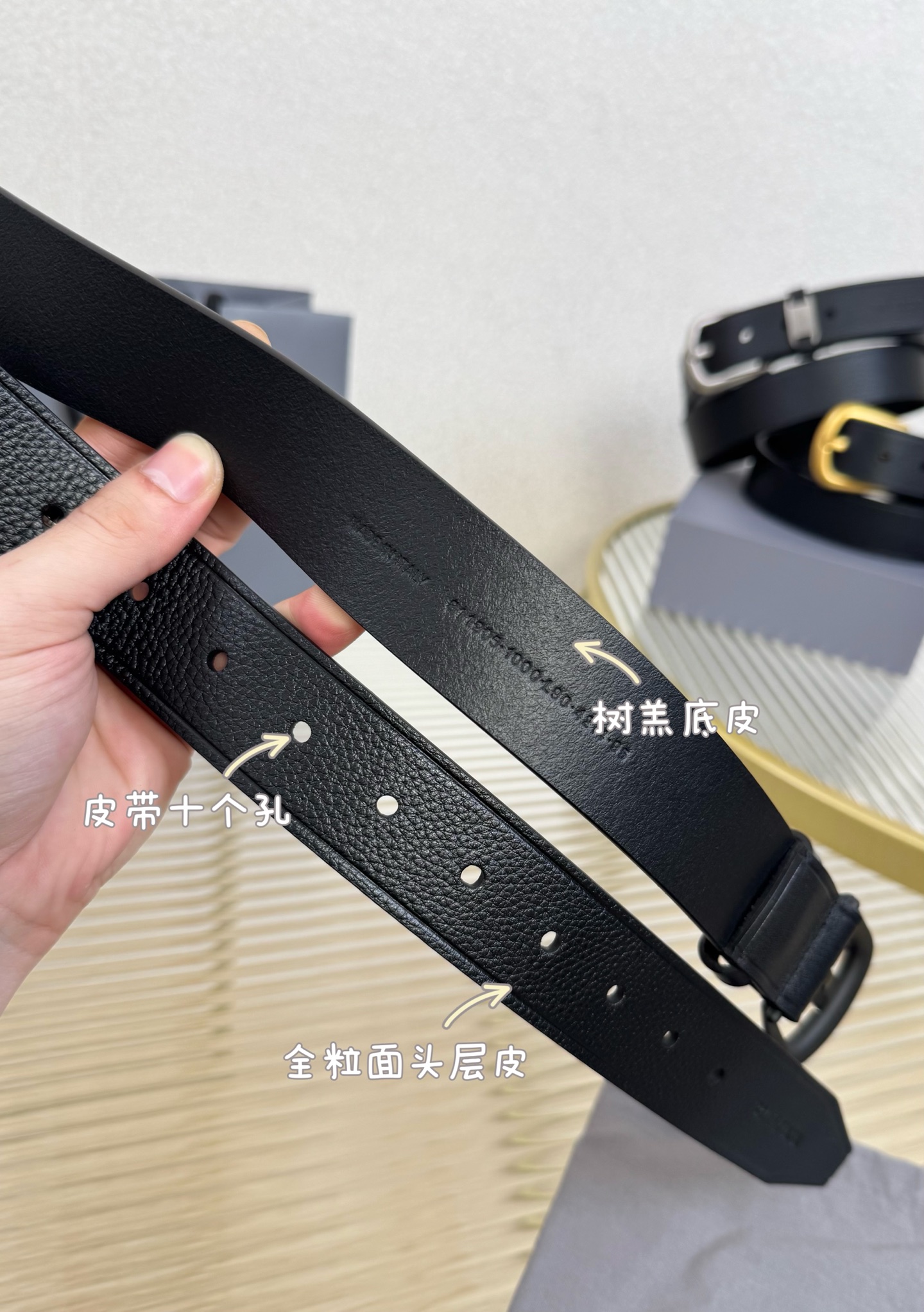 巴黎世家（Balenciaga）宽度3.5cm 是法国的奢侈品牌，作为时尚界最具影响力品牌之一的地位。设