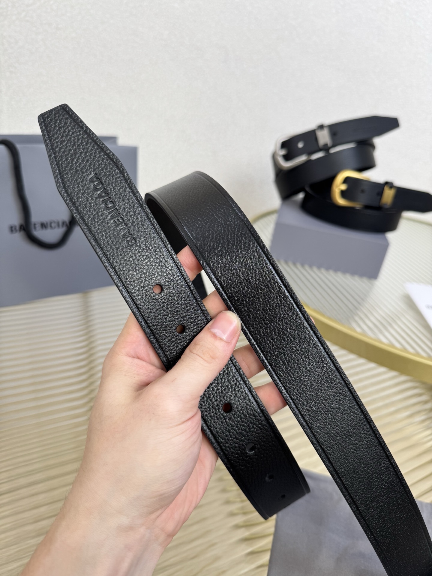 巴黎世家（Balenciaga）宽度3.5cm 是法国的奢侈品牌，作为时尚界最具影响力品牌之一的地位。设