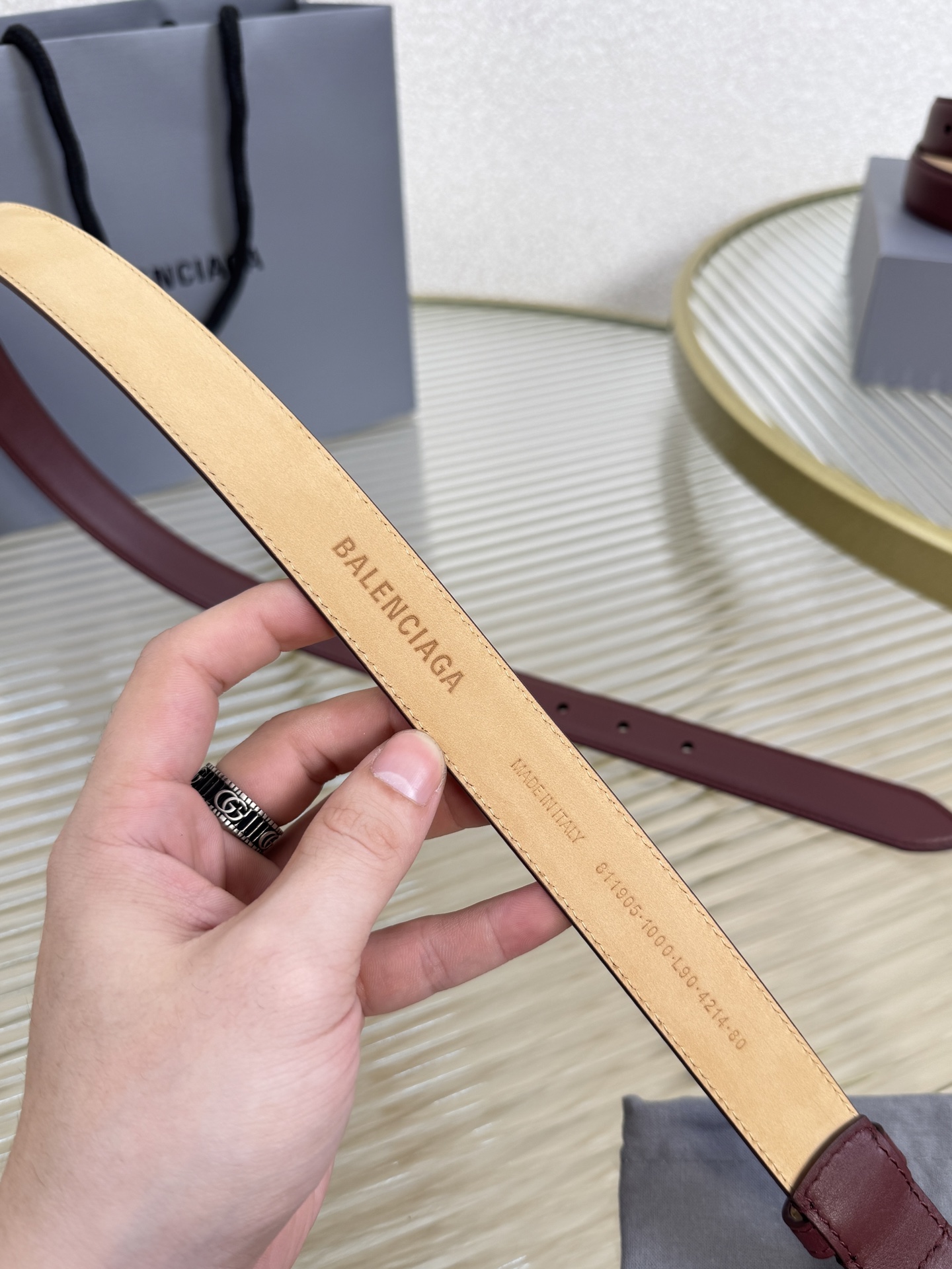 巴黎世家（Balenciaga）宽度2.5cm 是法国的奢侈品牌，作为时尚界最具影响力品牌之一的地位。设