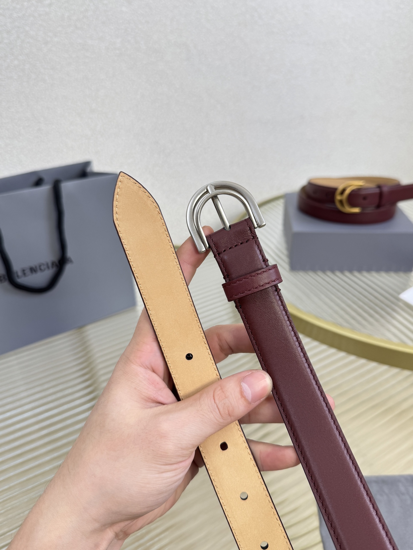 巴黎世家（Balenciaga）宽度2.5cm 是法国的奢侈品牌，作为时尚界最具影响力品牌之一的地位。设