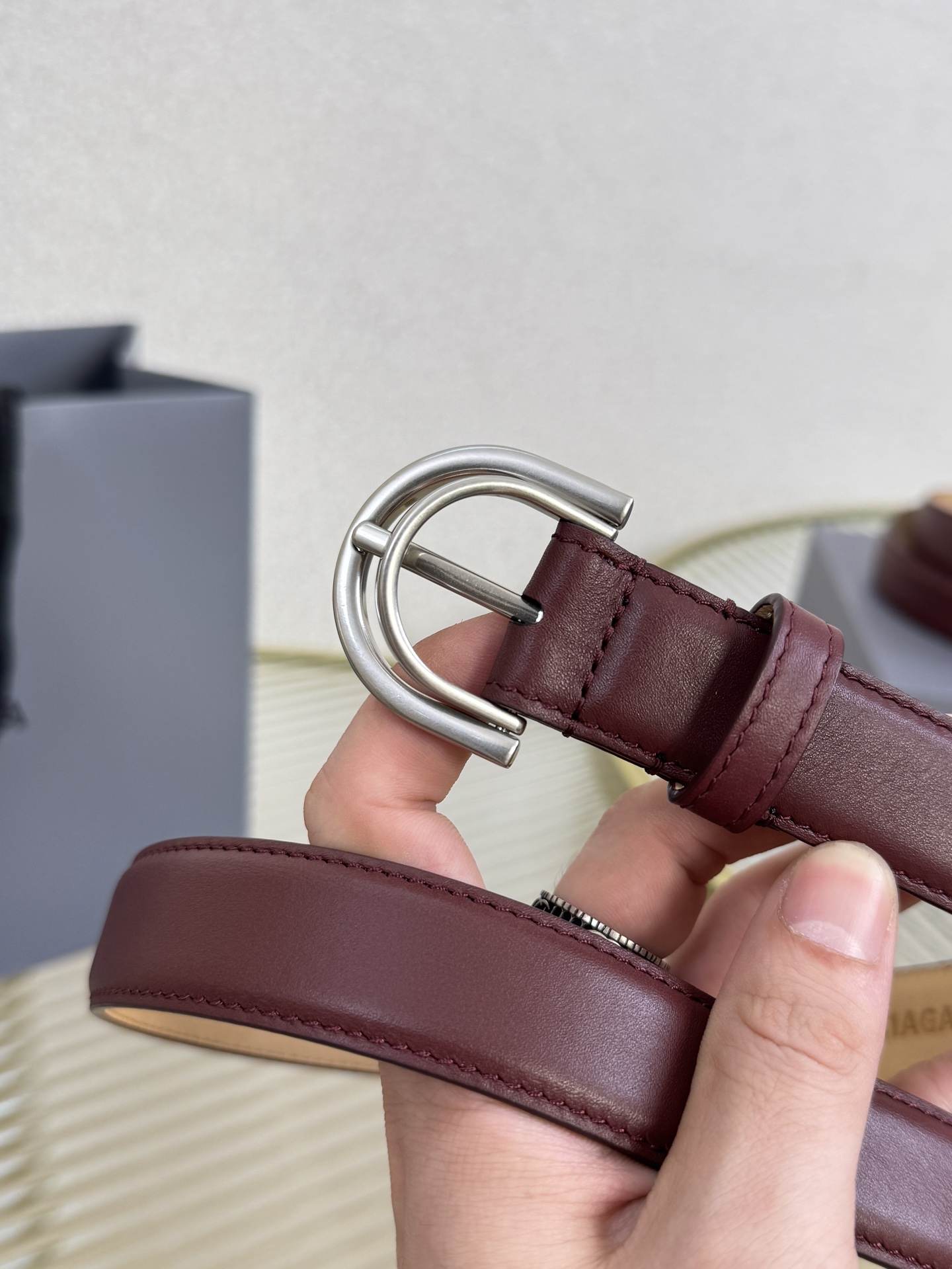 巴黎世家（Balenciaga）宽度2.5cm 是法国的奢侈品牌，作为时尚界最具影响力品牌之一的地位。设