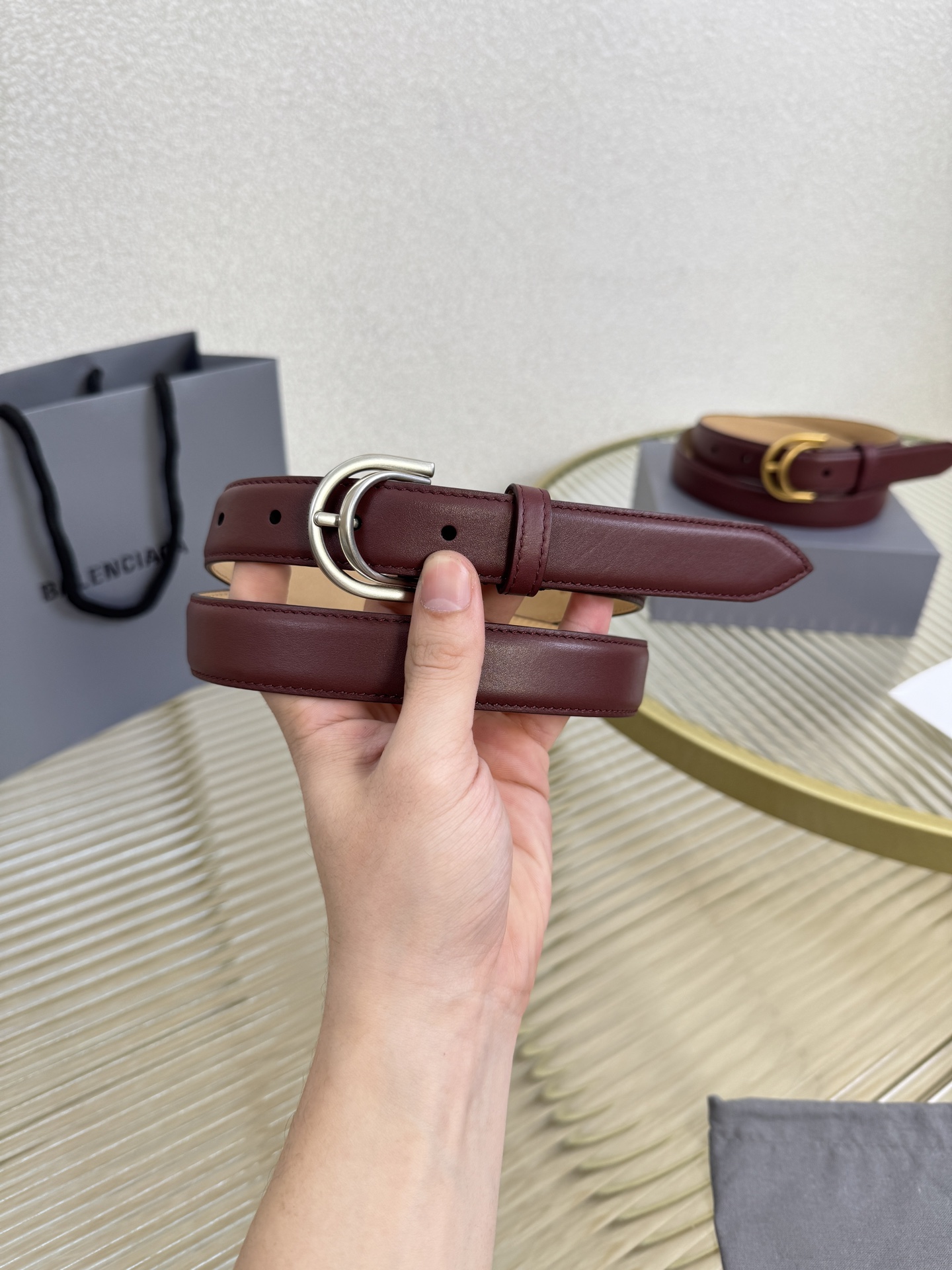 巴黎世家（Balenciaga）宽度2.5cm 是法国的奢侈品牌，作为时尚界最具影响力品牌之一的地位。设