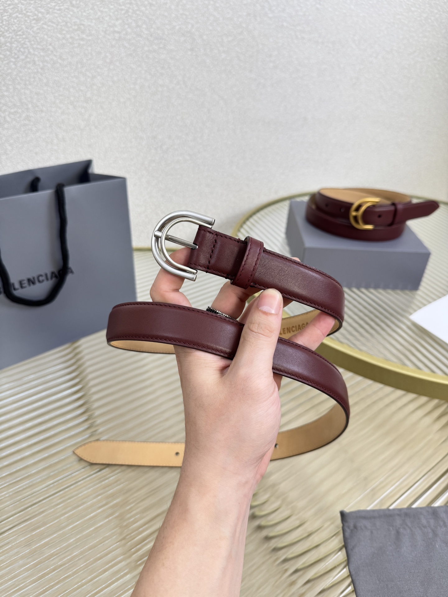 巴黎世家（Balenciaga）宽度2.5cm 是法国的奢侈品牌，作为时尚界最具影响力品牌之一的地位。设