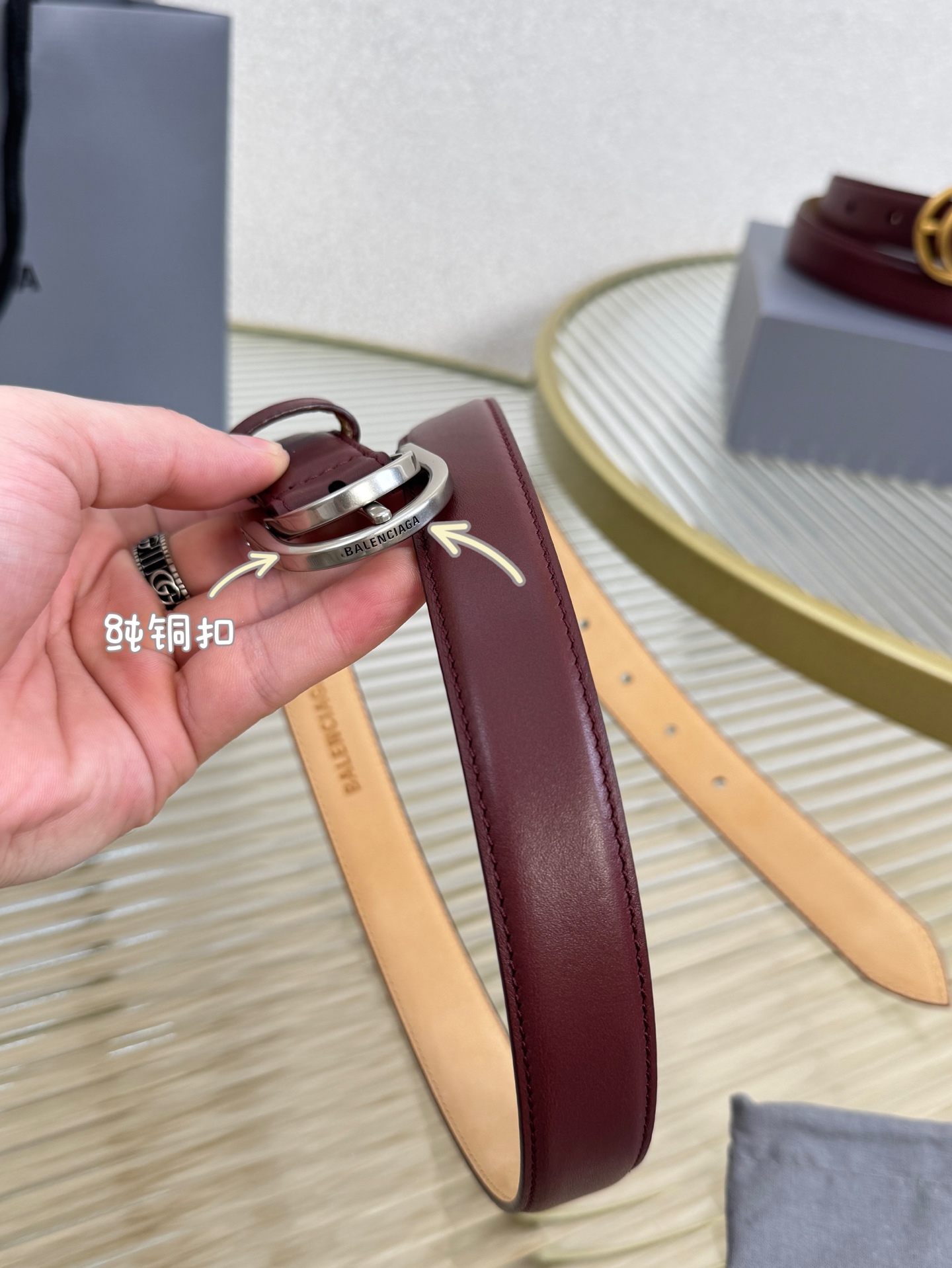 巴黎世家（Balenciaga）宽度2.5cm 是法国的奢侈品牌，作为时尚界最具影响力品牌之一的地位。设