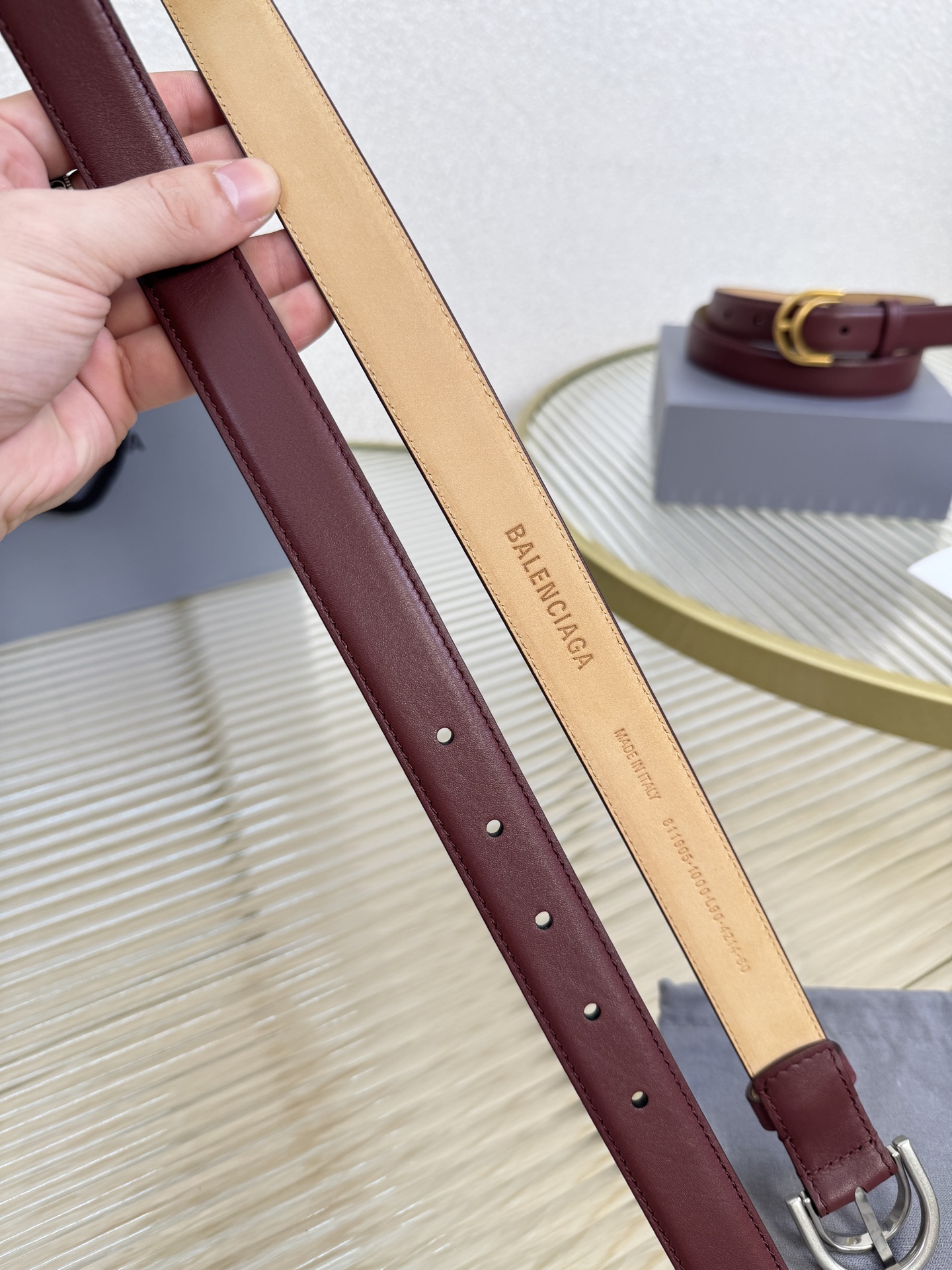 巴黎世家（Balenciaga）宽度2.5cm 是法国的奢侈品牌，作为时尚界最具影响力品牌之一的地位。设