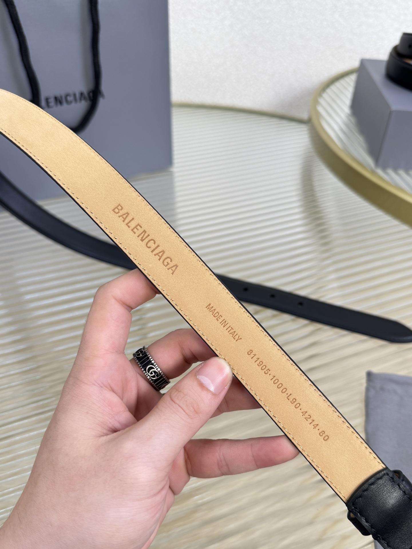 巴黎世家（Balenciaga）宽度2.5cm 是法国的奢侈品牌，作为时尚界最具影响力品牌之一的地位。设