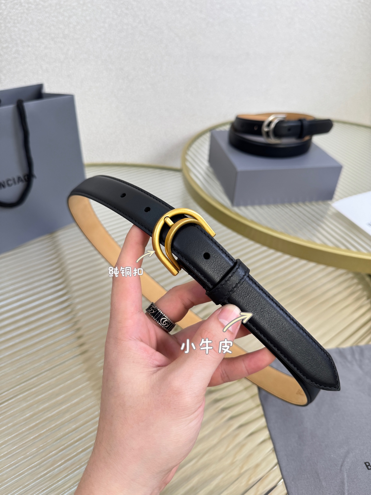 巴黎世家（Balenciaga）宽度2.5cm 是法国的奢侈品牌，作为时尚界最具影响力品牌之一的地位。设