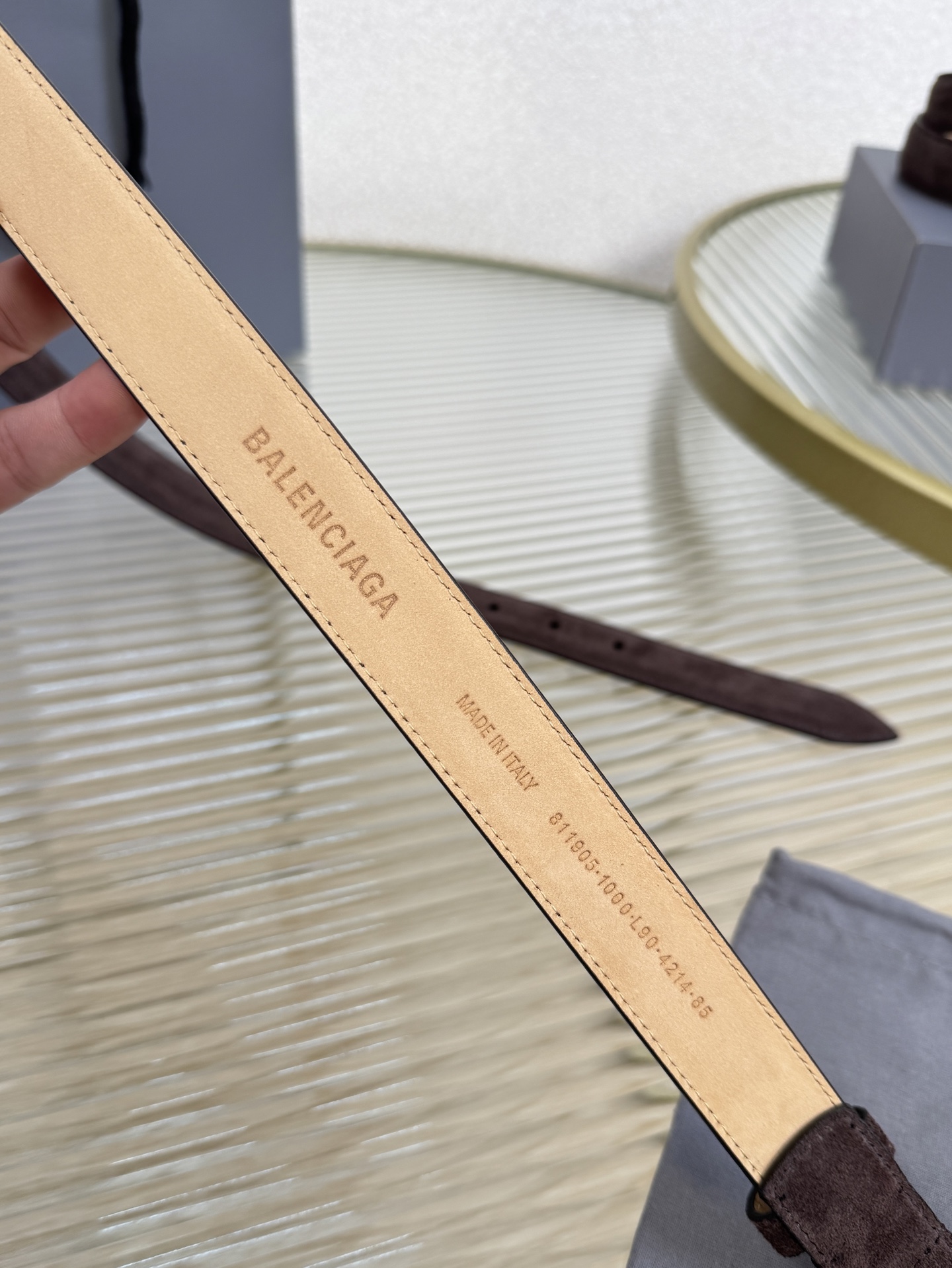 巴黎世家（Balenciaga）宽度2.5cm 是法国的奢侈品牌，作为时尚界最具影响力品牌之一的地位。设