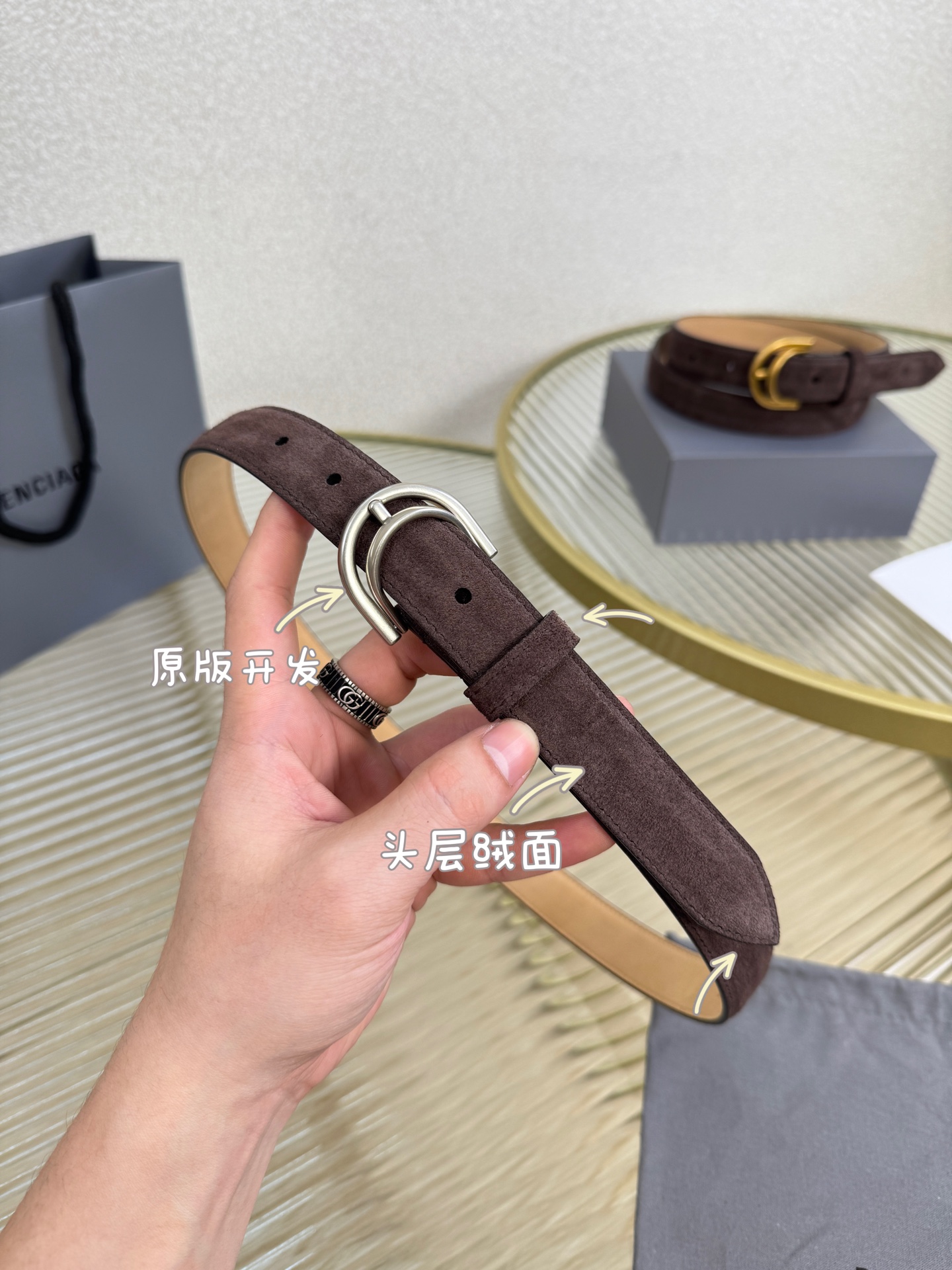 巴黎世家（Balenciaga）宽度2.5cm 是法国的奢侈品牌，作为时尚界最具影响力品牌之一的地位。设