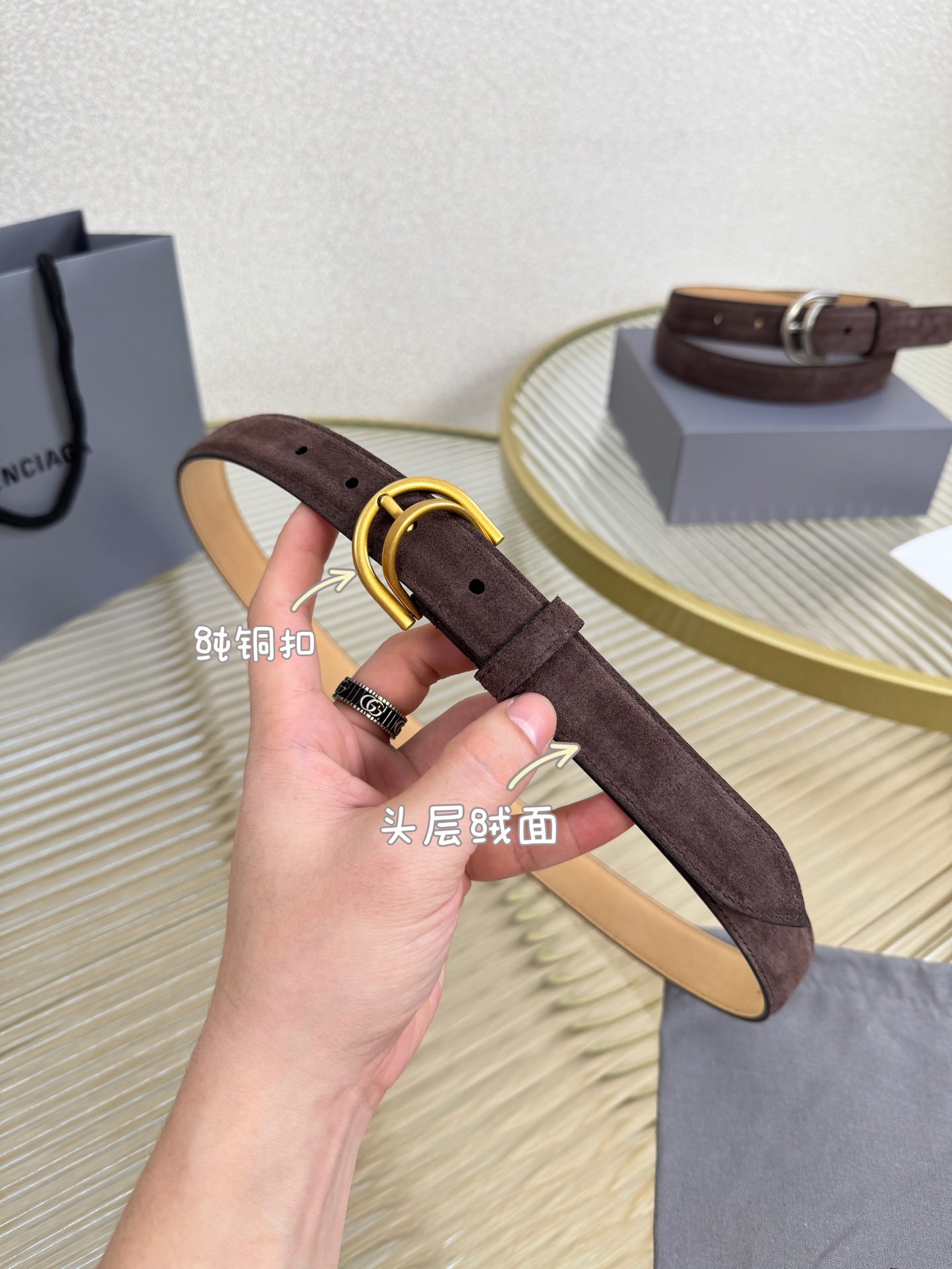 巴黎世家（Balenciaga）宽度2.5cm 是法国的奢侈品牌，作为时尚界最具影响力品牌之一的地位。设