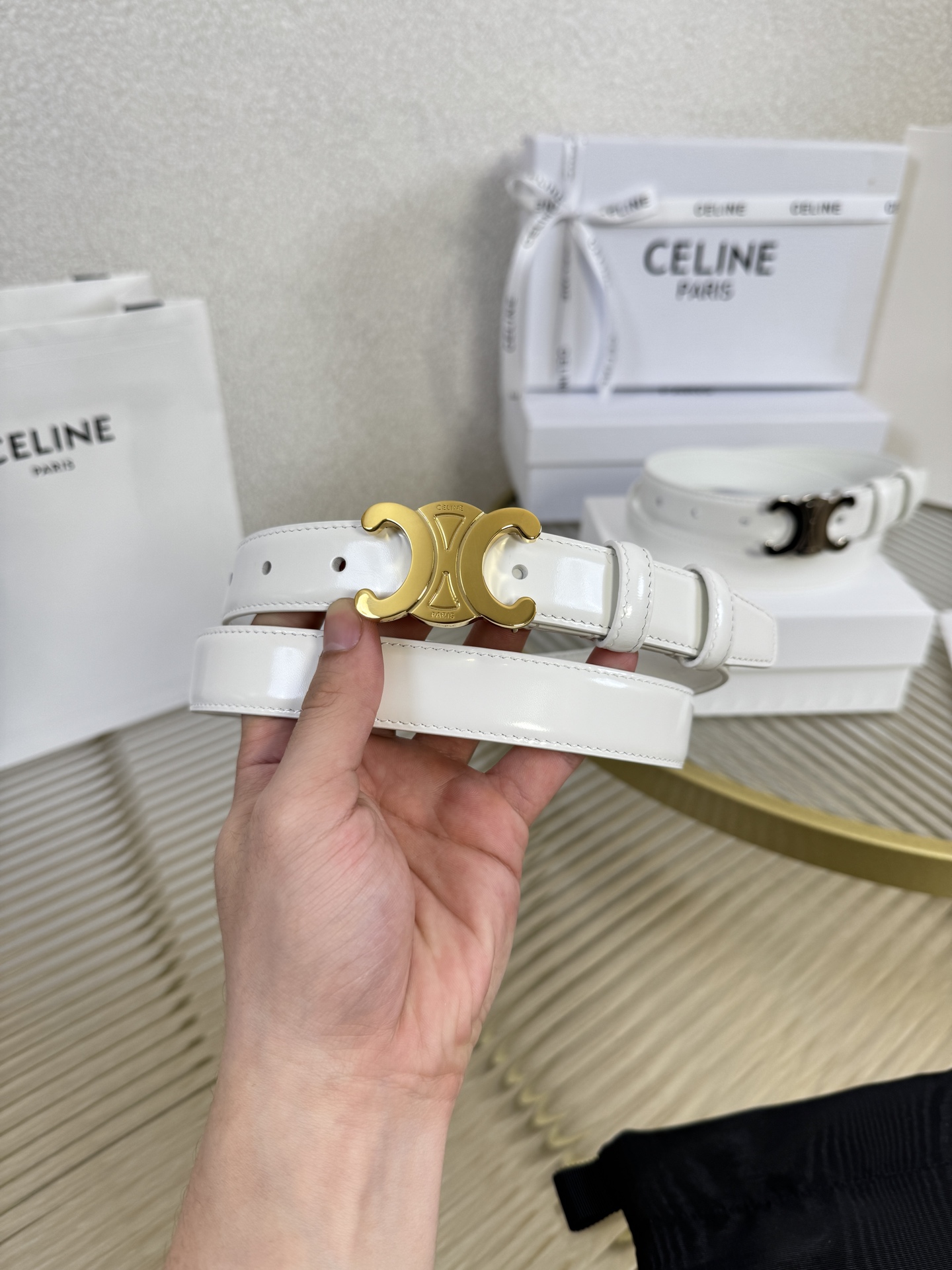 赛琳女装原单新款宽度:2.5cm精品凯旋门铜扣，正品复刻进口精选优质头层小牛皮，全粒面小牛皮，正版烫金l