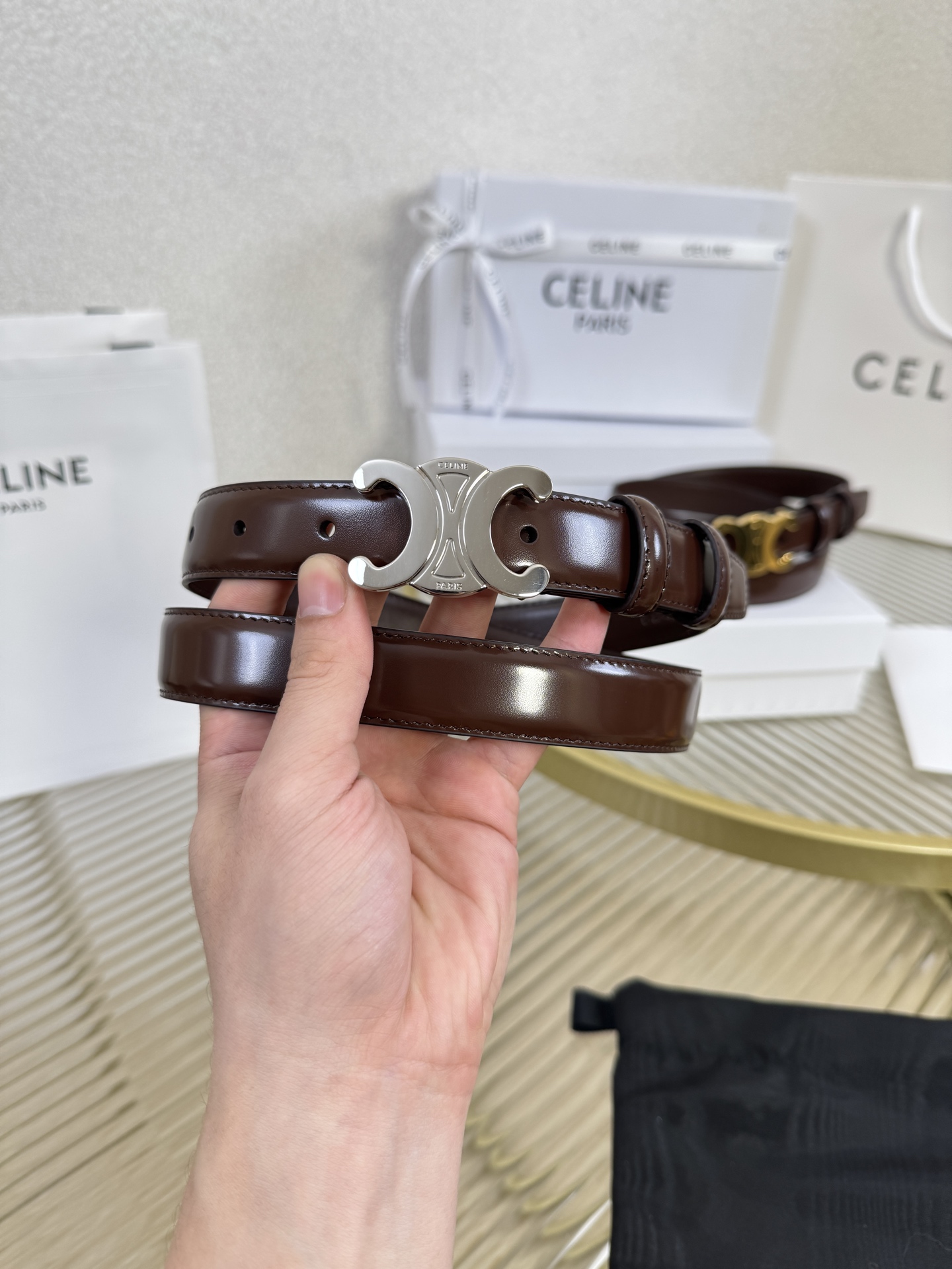 赛琳女装原单新款宽度:2.5cm精品凯旋门铜扣，正品复刻进口精选优质头层小牛皮，全粒面小牛皮，正版烫金l