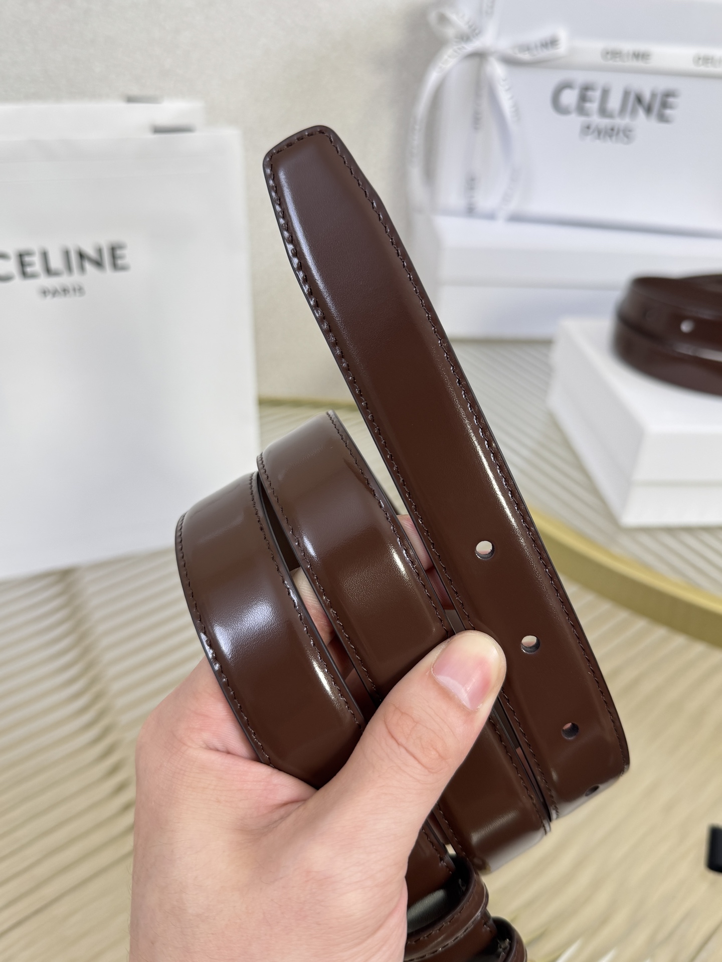 赛琳女装原单新款宽度:2.5cm精品凯旋门铜扣，正品复刻进口精选优质头层小牛皮，全粒面小牛皮，正版烫金l