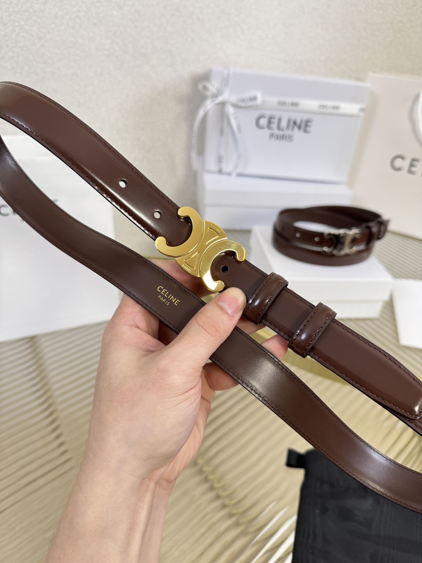 赛琳女装原单新款宽度:2.5cm精品凯旋门铜扣，正品复刻进口精选优质头层小牛皮，全粒面小牛皮，正版烫金l