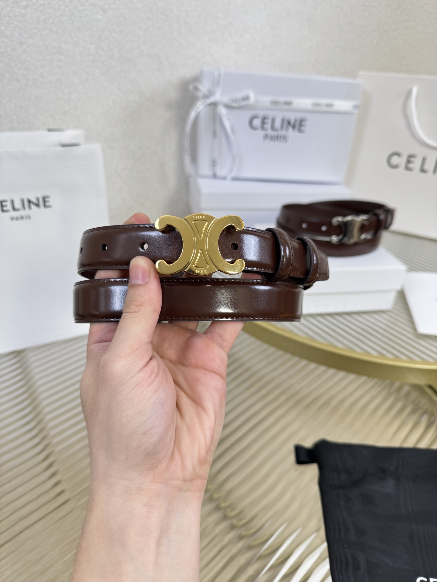 赛琳女装原单新款宽度:2.5cm精品凯旋门铜扣，正品复刻进口精选优质头层小牛皮，全粒面小牛皮，正版烫金l