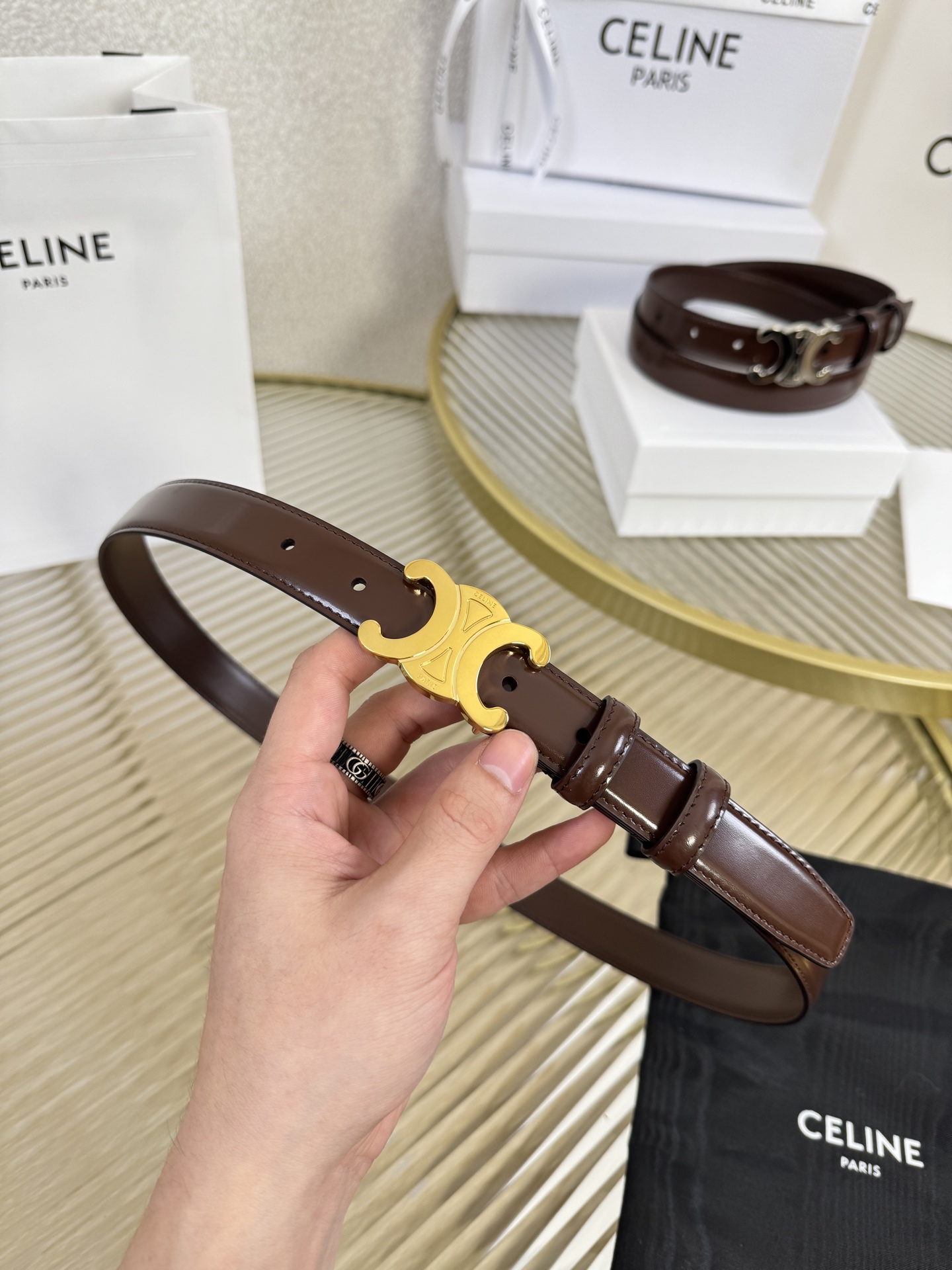 赛琳女装原单新款宽度:2.5cm精品凯旋门铜扣，正品复刻进口精选优质头层小牛皮，全粒面小牛皮，正版烫金l