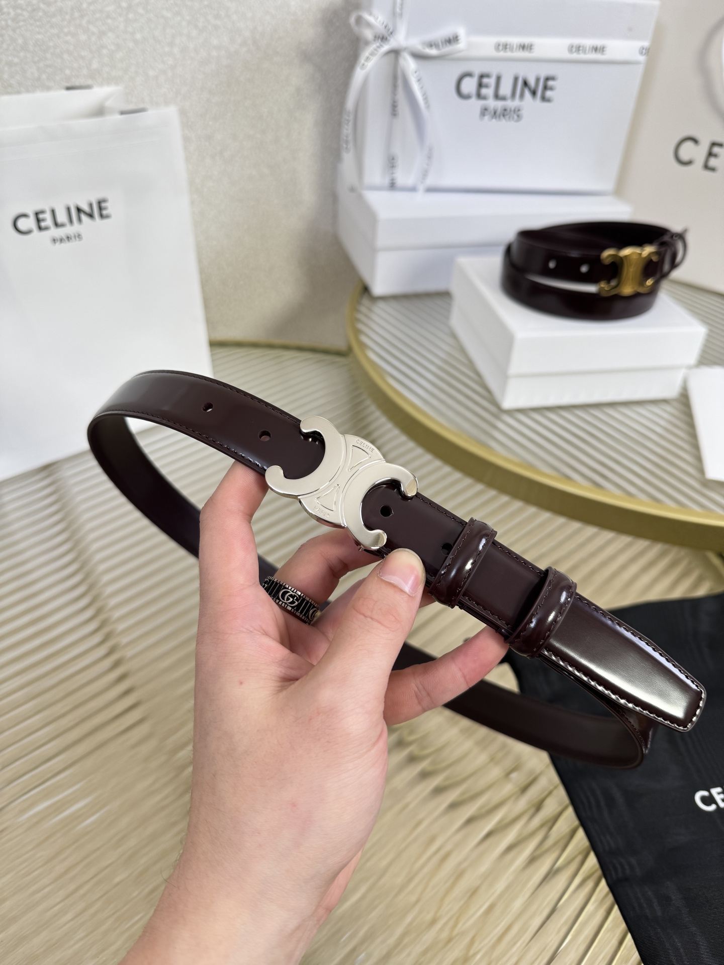 赛琳女装原单新款宽度:2.5cm精品凯旋门铜扣，正品复刻进口精选优质头层小牛皮，全粒面小牛皮，正版烫金l