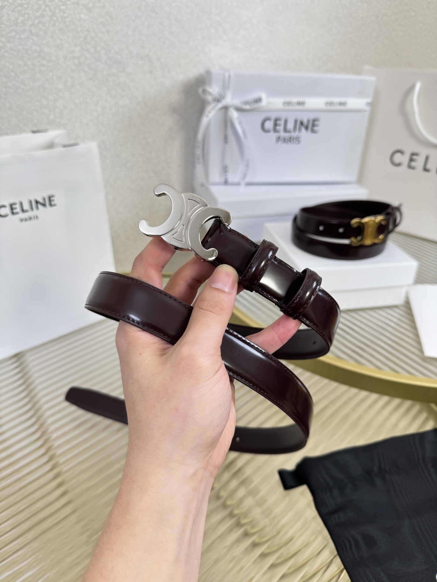 赛琳女装原单新款宽度:2.5cm精品凯旋门铜扣，正品复刻进口精选优质头层小牛皮，全粒面小牛皮，正版烫金l