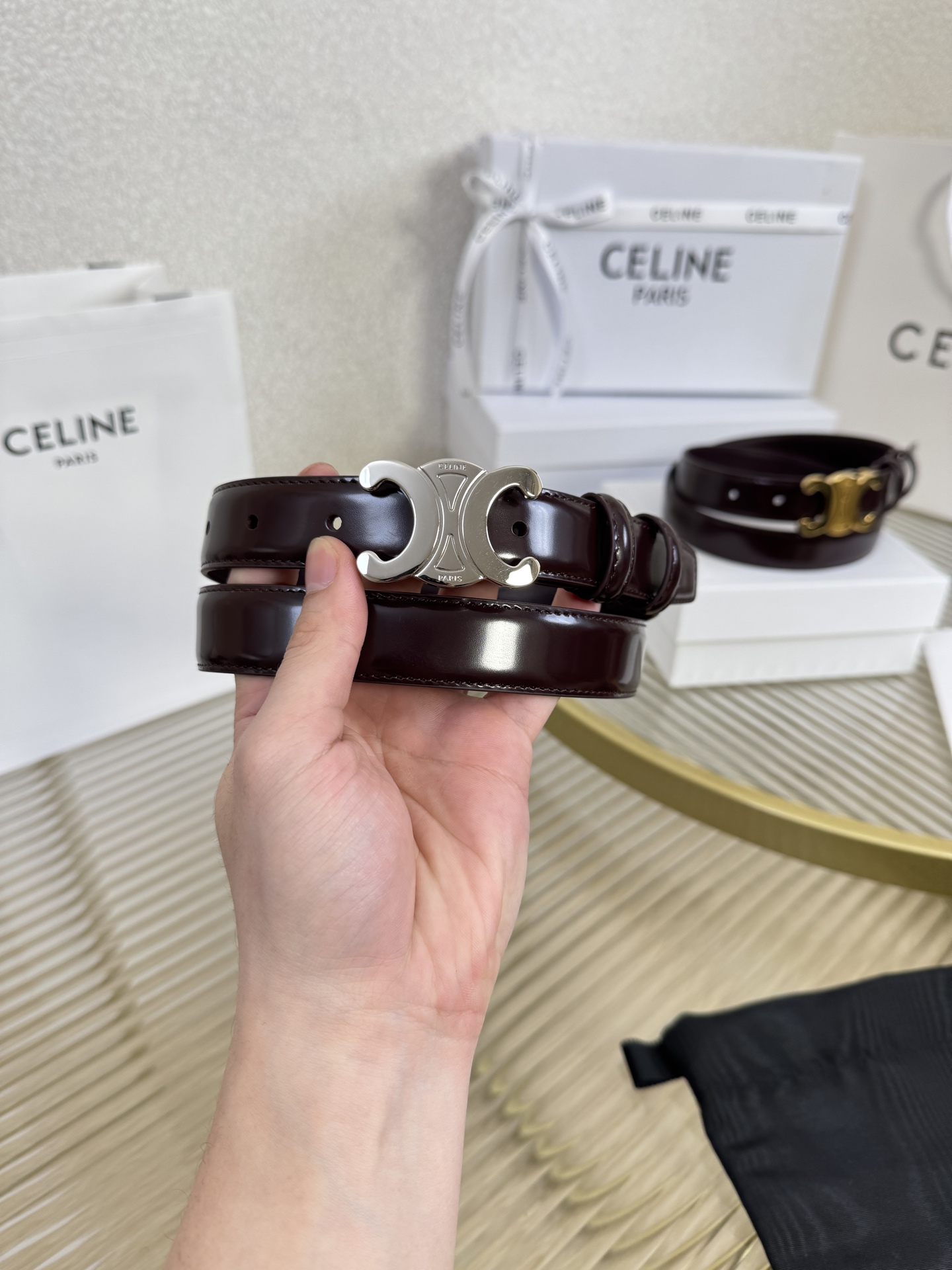 赛琳女装原单新款宽度:2.5cm精品凯旋门铜扣，正品复刻进口精选优质头层小牛皮，全粒面小牛皮，正版烫金l