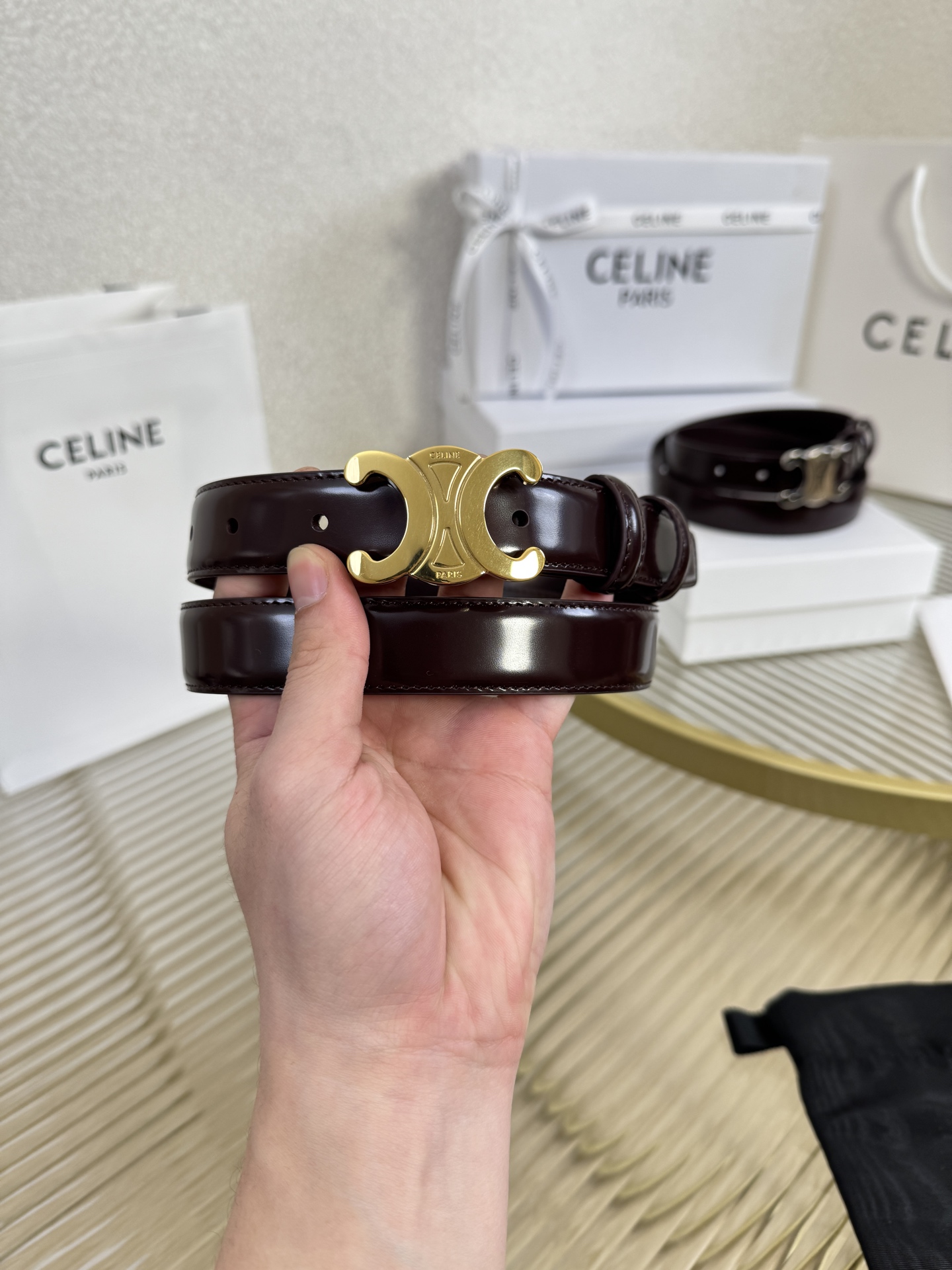 赛琳女装原单新款宽度:2.5cm精品凯旋门铜扣，正品复刻进口精选优质头层小牛皮，全粒面小牛皮，正版烫金l