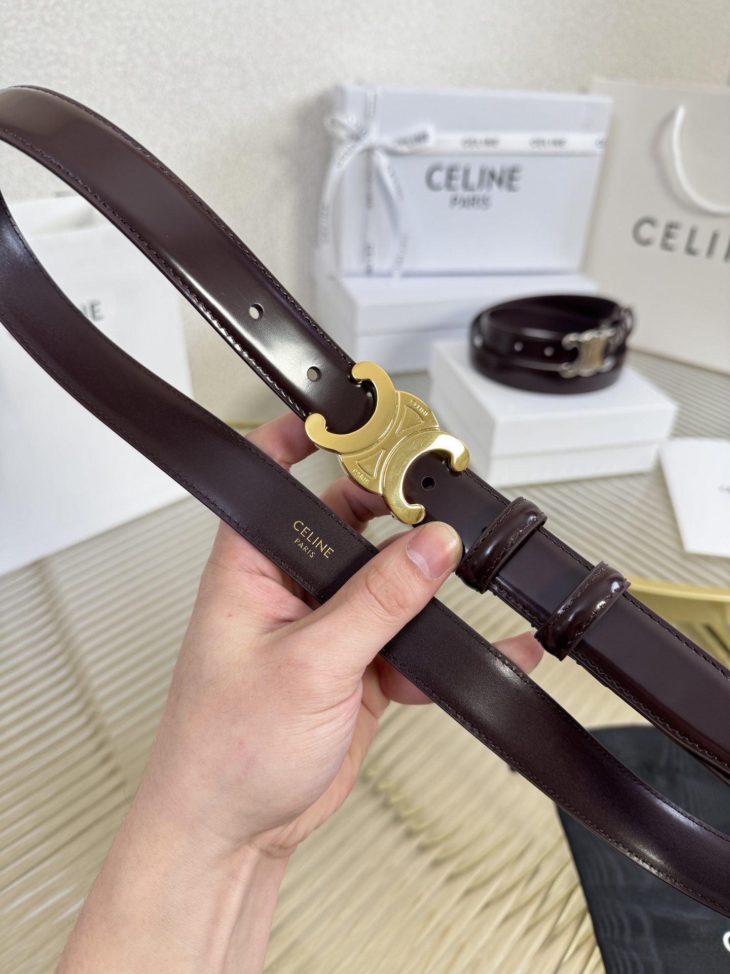 赛琳女装原单新款宽度:2.5cm精品凯旋门铜扣，正品复刻进口精选优质头层小牛皮，全粒面小牛皮，正版烫金l