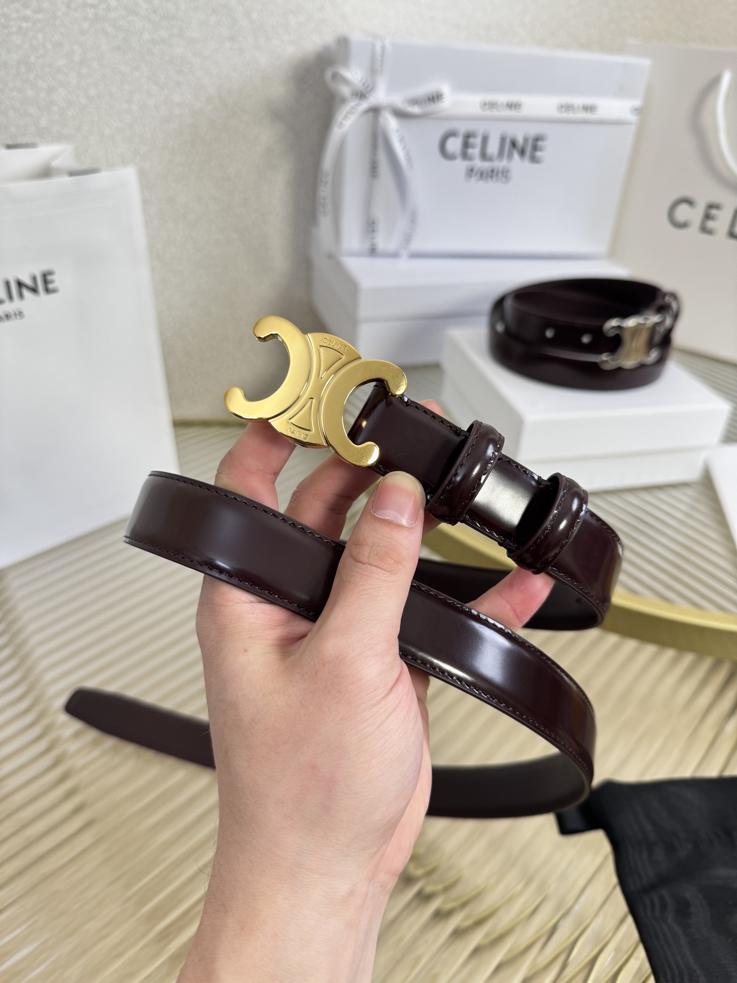 赛琳女装原单新款宽度:2.5cm精品凯旋门铜扣，正品复刻进口精选优质头层小牛皮，全粒面小牛皮，正版烫金l