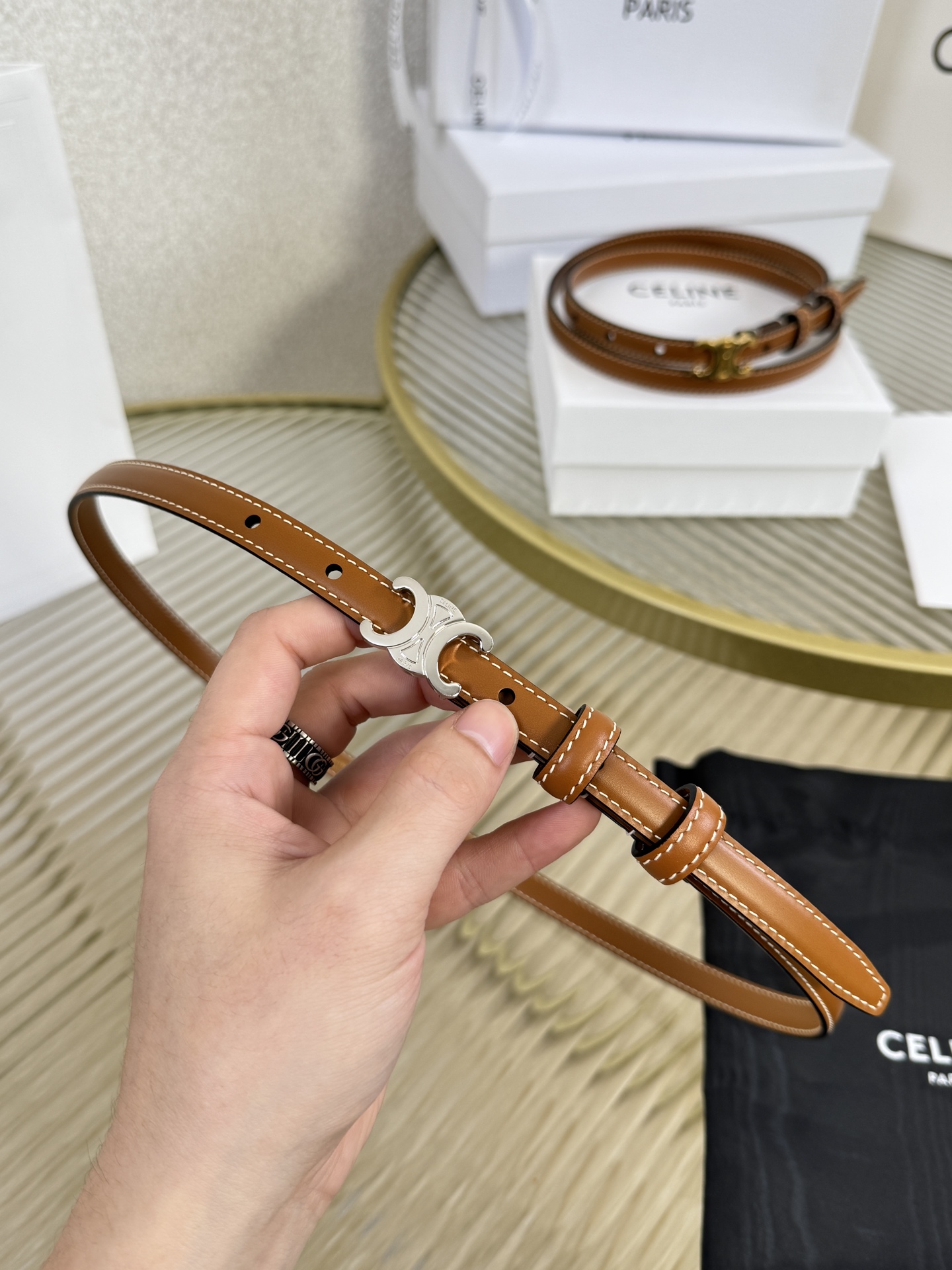 赛琳女装原单新款宽度:1.3cm精品凯旋门铜扣，正品复刻进口精选优质头层小牛皮，全粒面小牛皮，正版烫金l