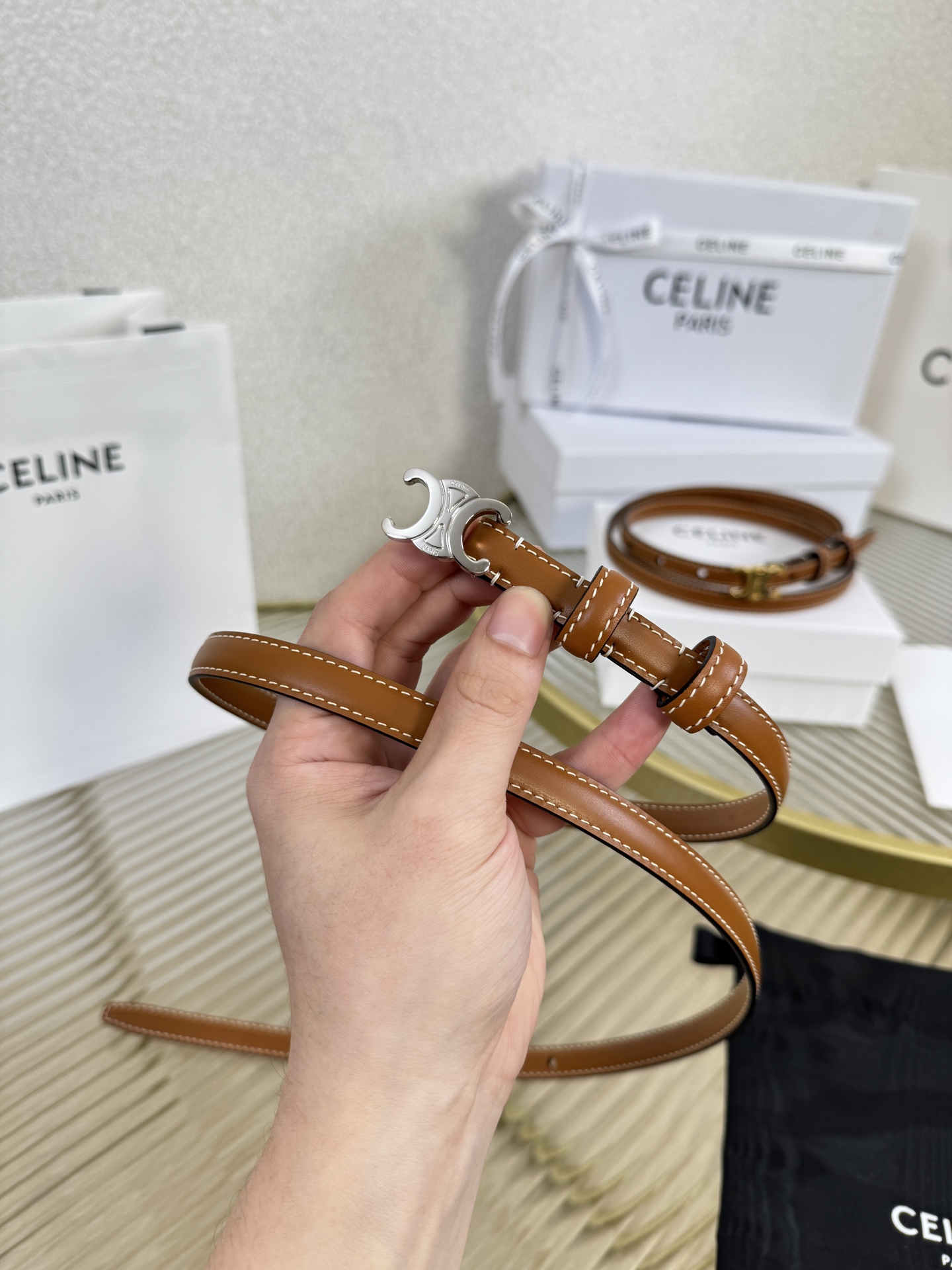 赛琳女装原单新款宽度:1.3cm精品凯旋门铜扣，正品复刻进口精选优质头层小牛皮，全粒面小牛皮，正版烫金l