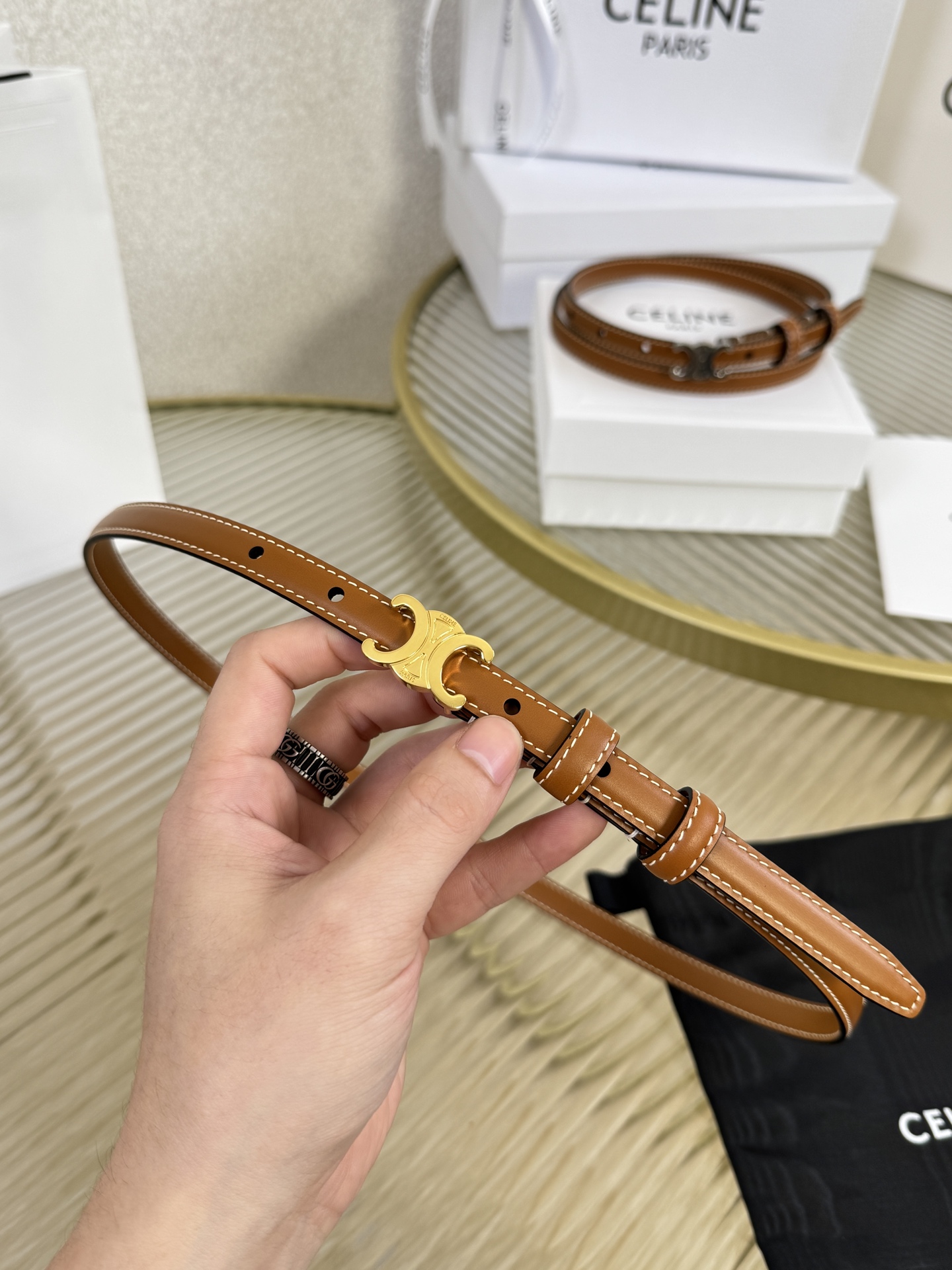 赛琳女装原单新款宽度:1.3cm精品凯旋门铜扣，正品复刻进口精选优质头层小牛皮，全粒面小牛皮，正版烫金l