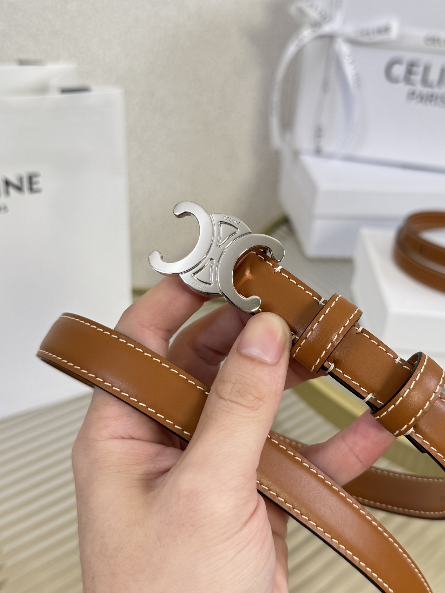 赛琳女装原单新款宽度:1.8cm精品凯旋门铜扣，正品复刻进口精选优质头层小牛皮，全粒面小牛皮，正版烫金l