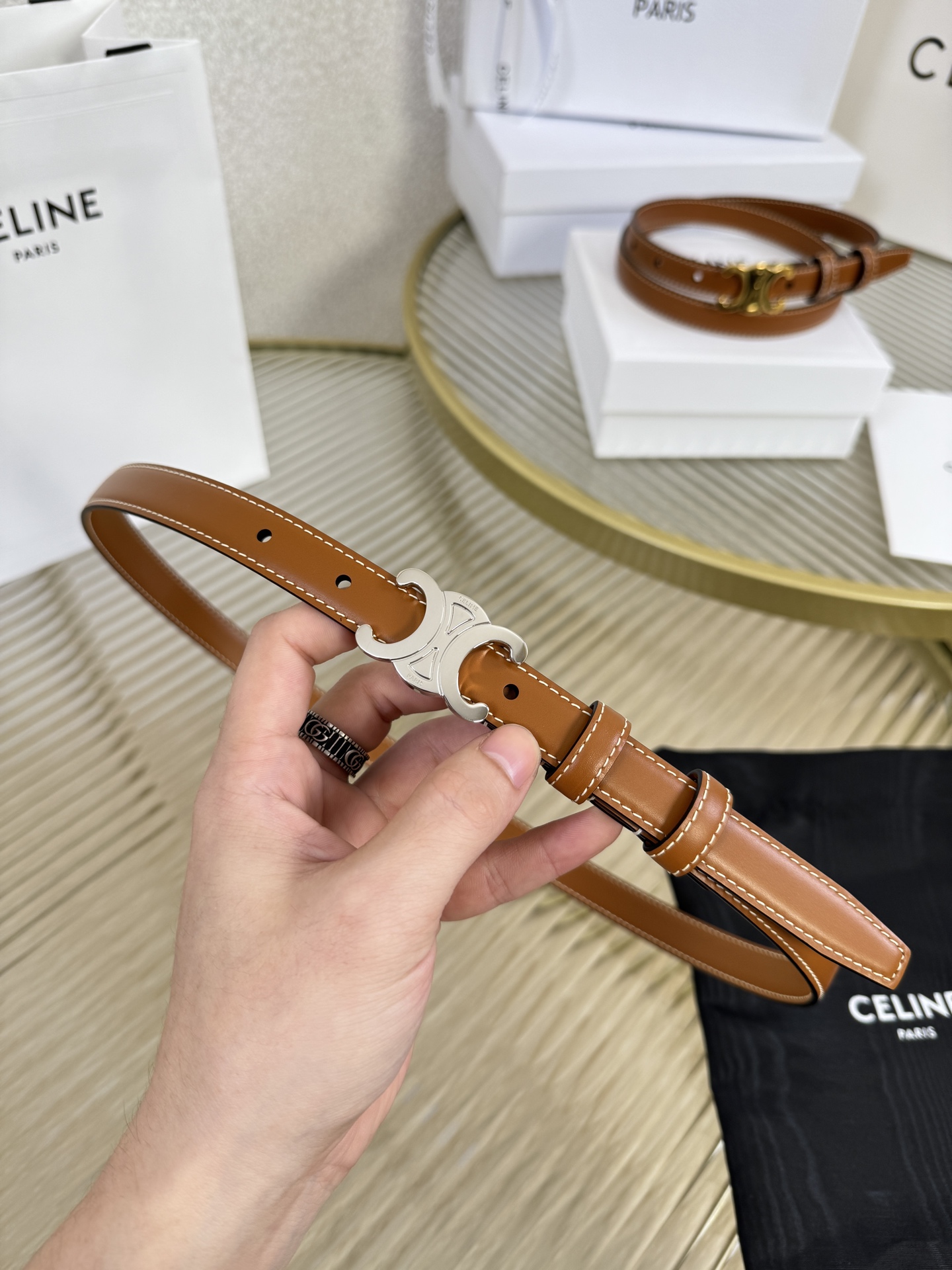 赛琳女装原单新款宽度:1.8cm精品凯旋门铜扣，正品复刻进口精选优质头层小牛皮，全粒面小牛皮，正版烫金l