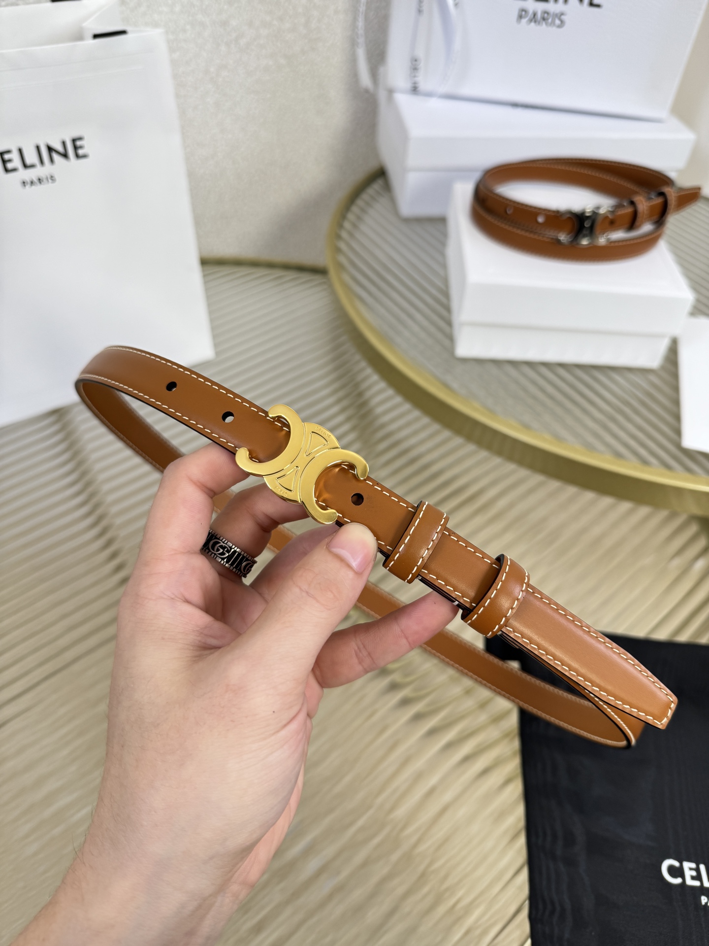 赛琳女装原单新款宽度:1.8cm精品凯旋门铜扣，正品复刻进口精选优质头层小牛皮，全粒面小牛皮，正版烫金l