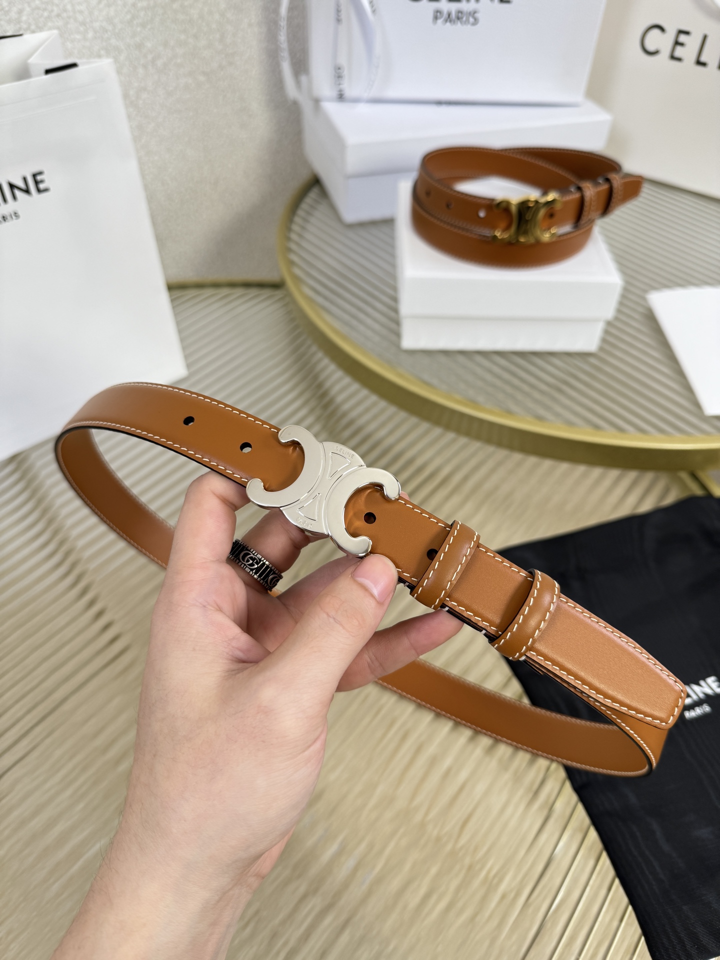 赛琳女装原单新款宽度:2.5cm精品凯旋门铜扣，正品复刻进口精选优质头层小牛皮，全粒面小牛皮，正版烫金l