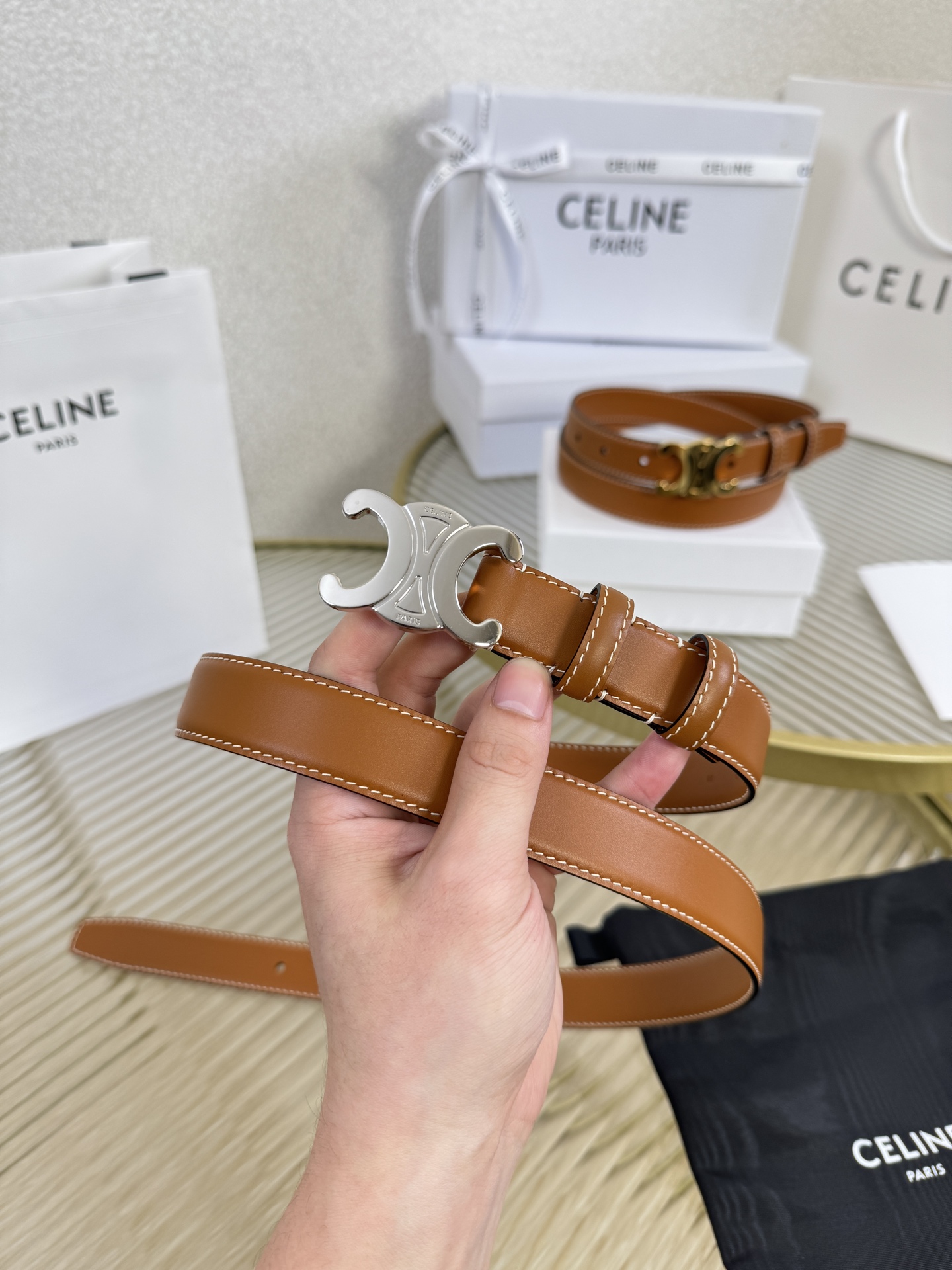 赛琳女装原单新款宽度:2.5cm精品凯旋门铜扣，正品复刻进口精选优质头层小牛皮，全粒面小牛皮，正版烫金l