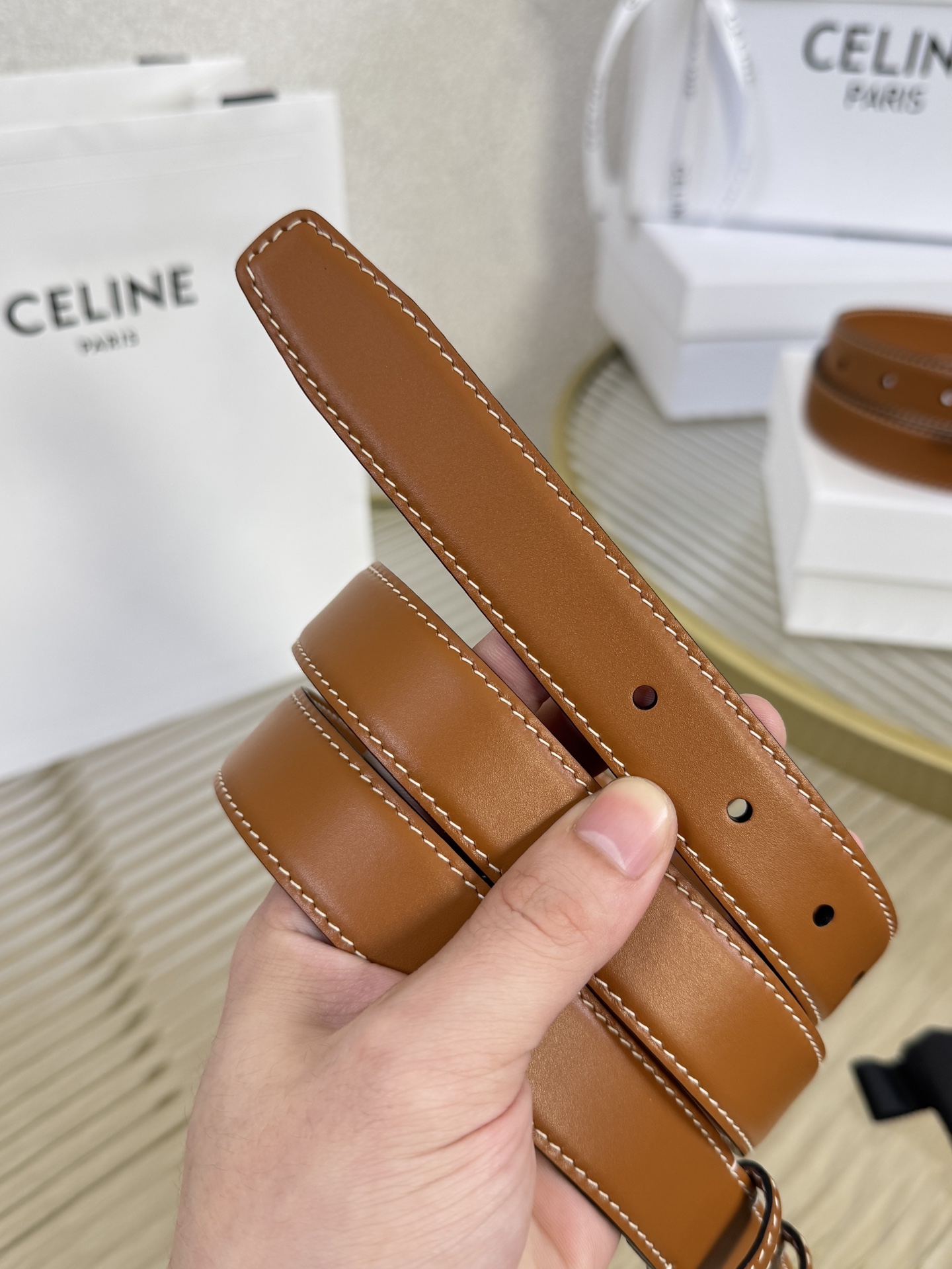 赛琳女装原单新款宽度:2.5cm精品凯旋门铜扣，正品复刻进口精选优质头层小牛皮，全粒面小牛皮，正版烫金l