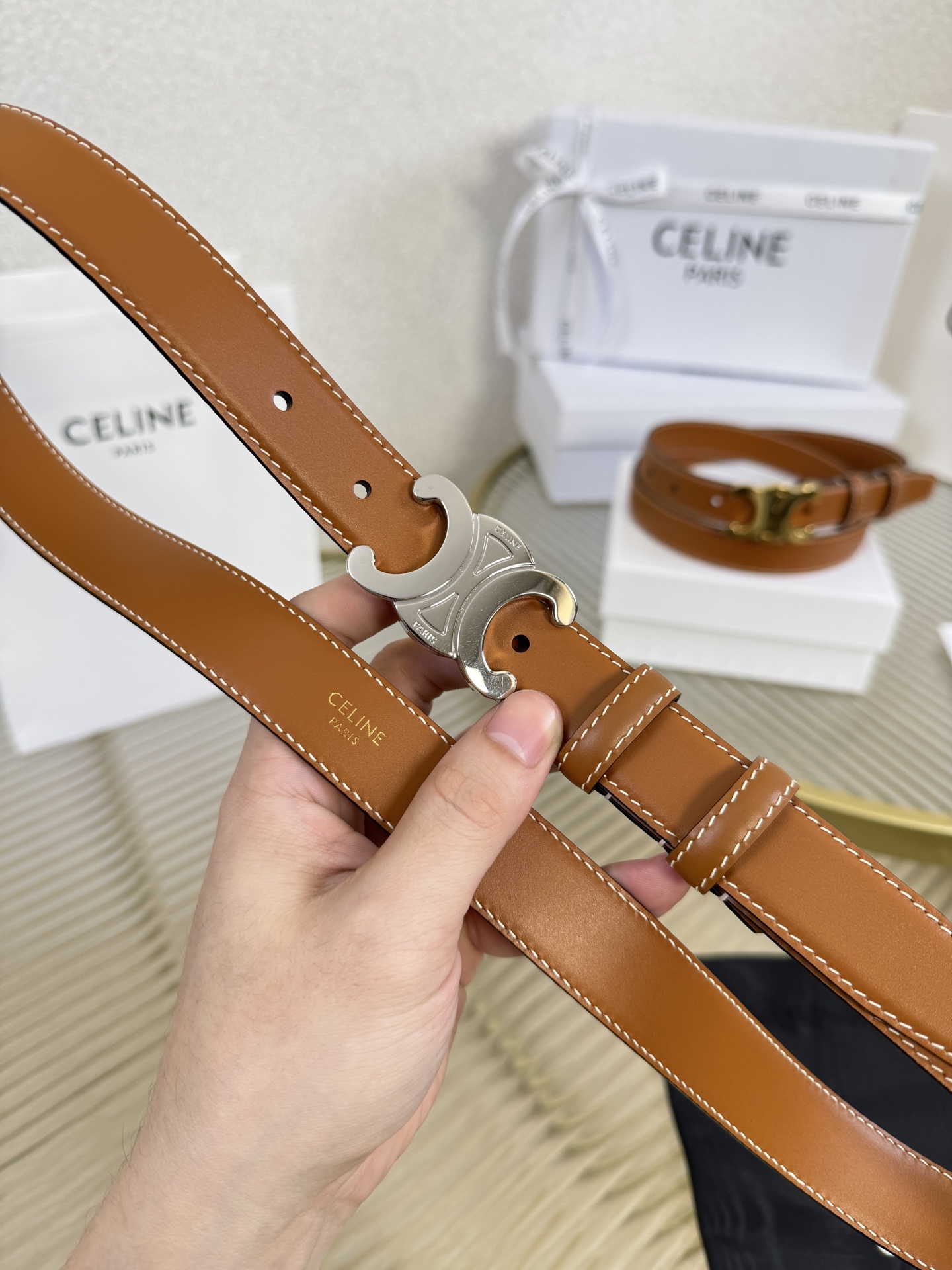 赛琳女装原单新款宽度:2.5cm精品凯旋门铜扣，正品复刻进口精选优质头层小牛皮，全粒面小牛皮，正版烫金l